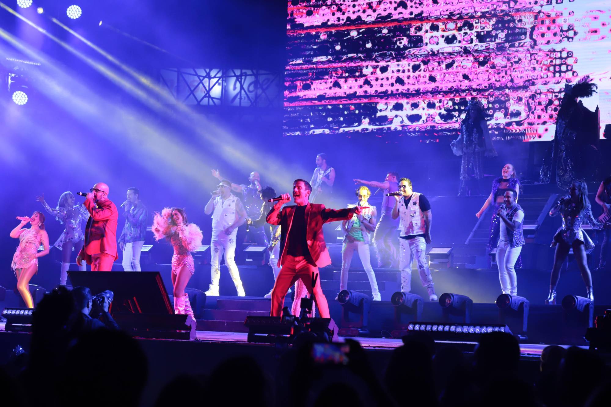 $!Tras la coronación, la presentación del 90’s Pop Tour amenizó la noche con un concierto en el estadio Teodoro Mariscal.