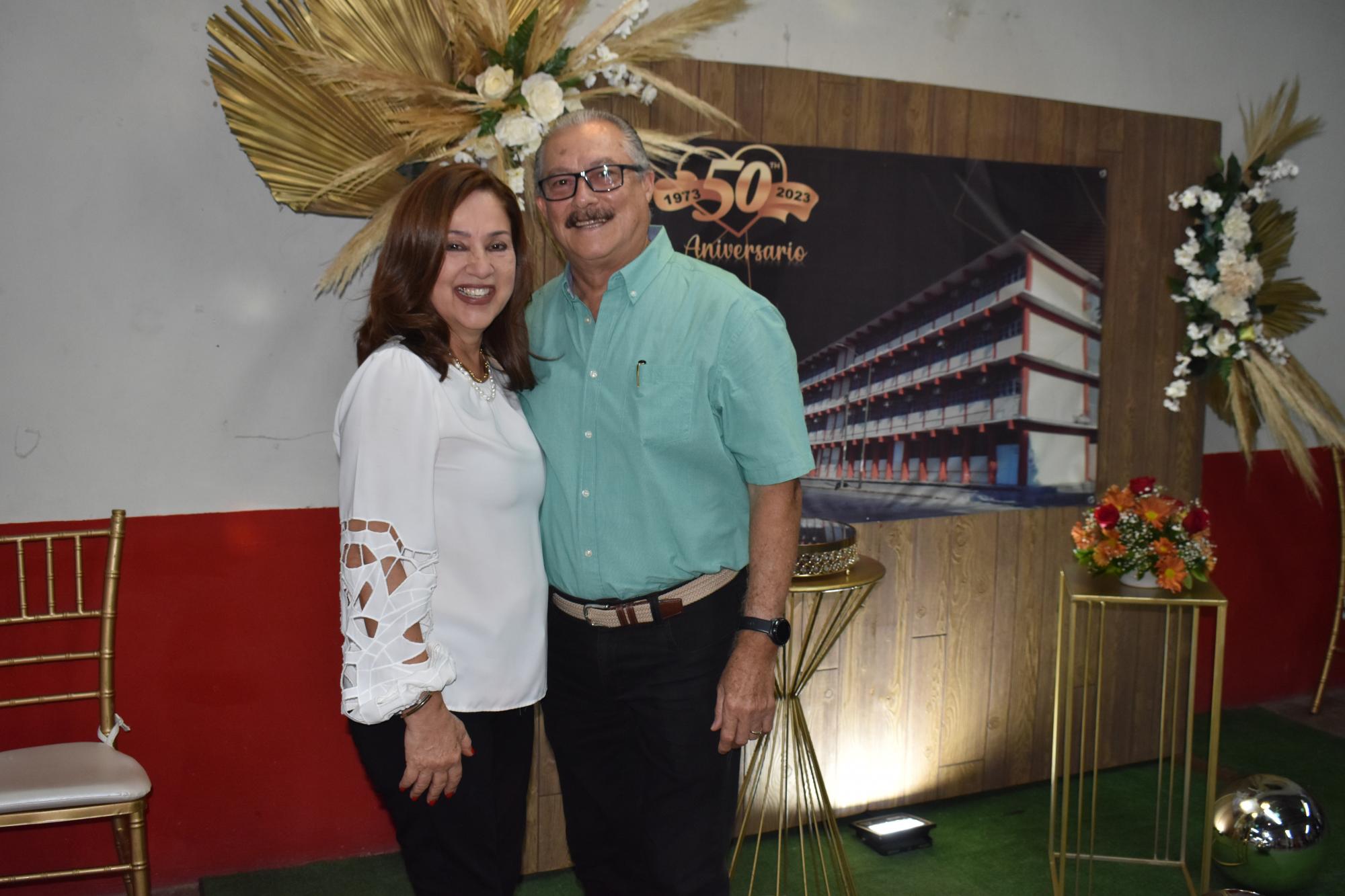 $!Rosario Soto, acompañada de su esposo, disfrutó del reencuentro con sus ex compañeros.