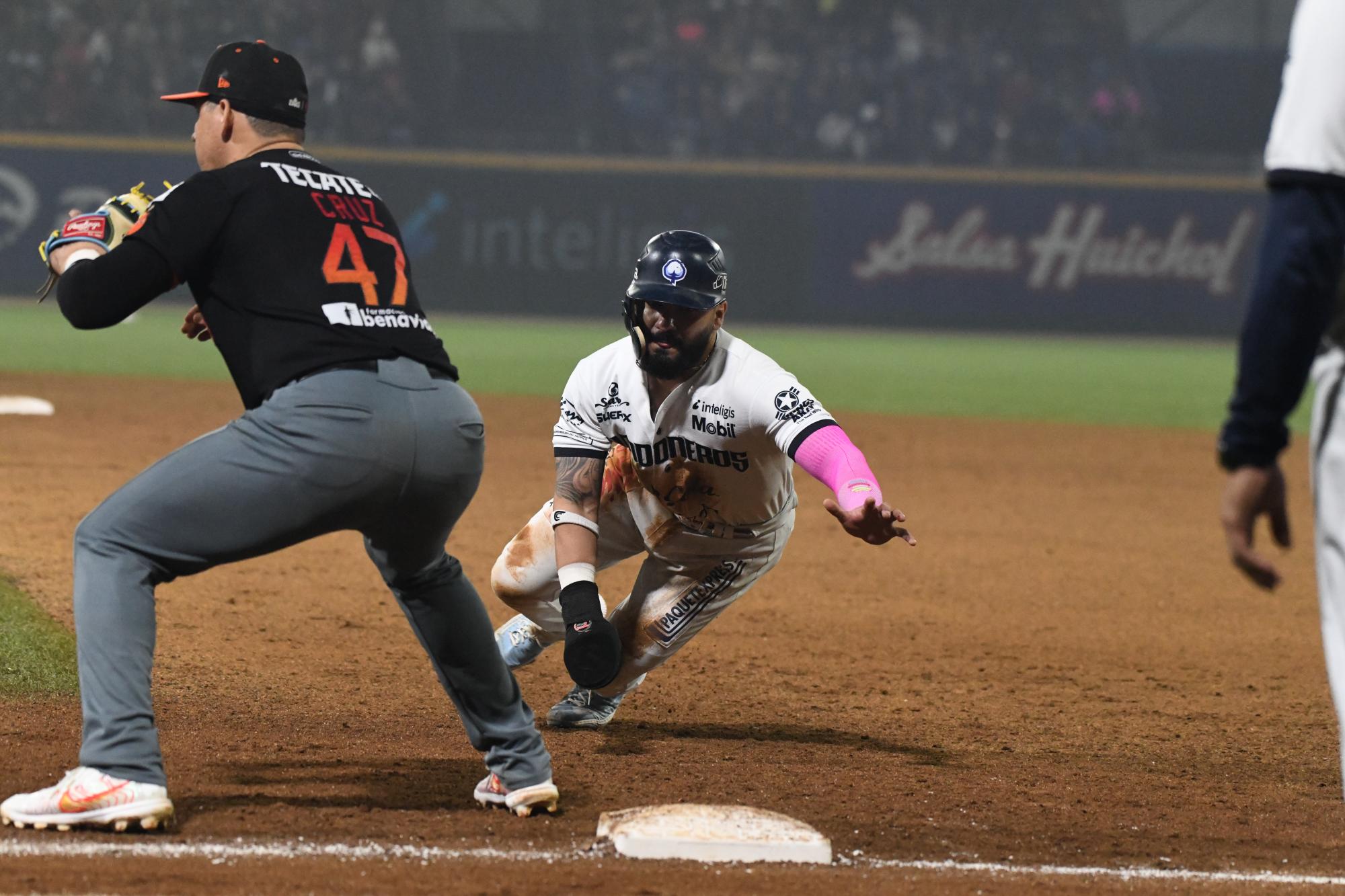$!Algodoneros de Guasave gana juego del domingo que concluyó este lunes y empata las semifinales
