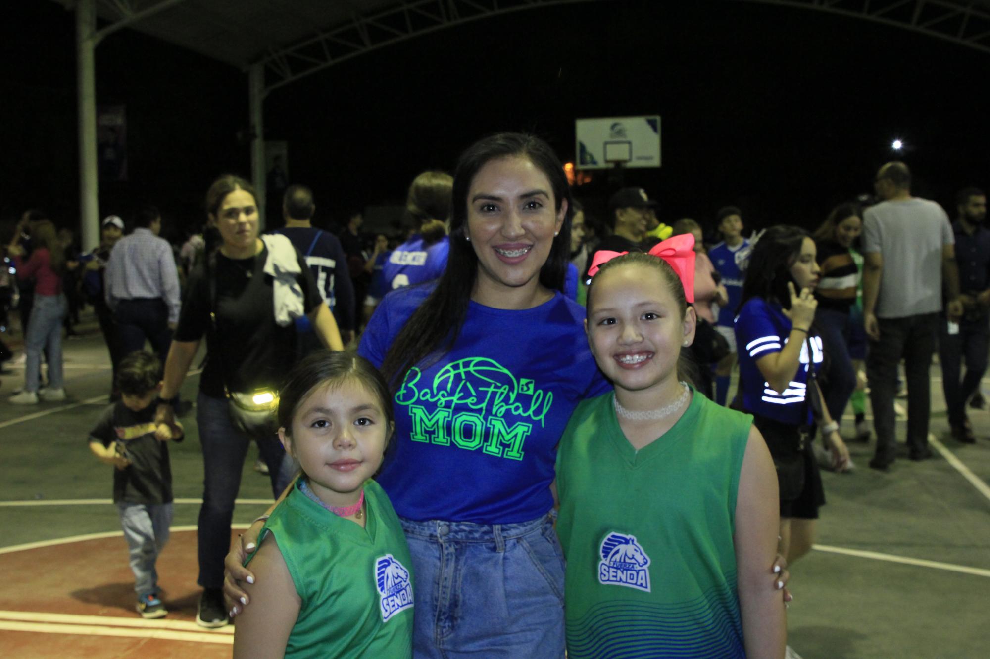 $!Mirna Marmolejo con las pequeñas Elizabeth Sepeda e Isabella Posadas.