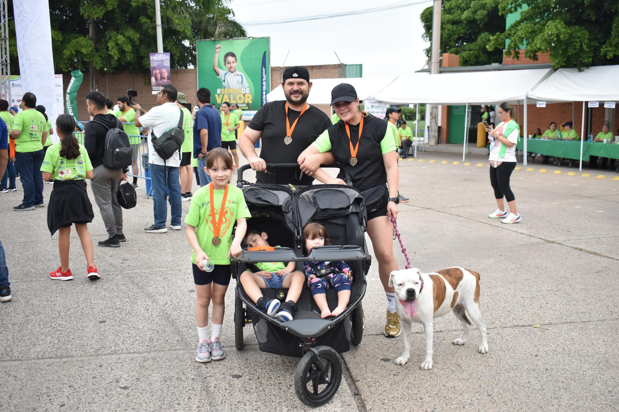 $!La familia Flores Gutiérrez acudió a la carrera acompañados de su mascota.
