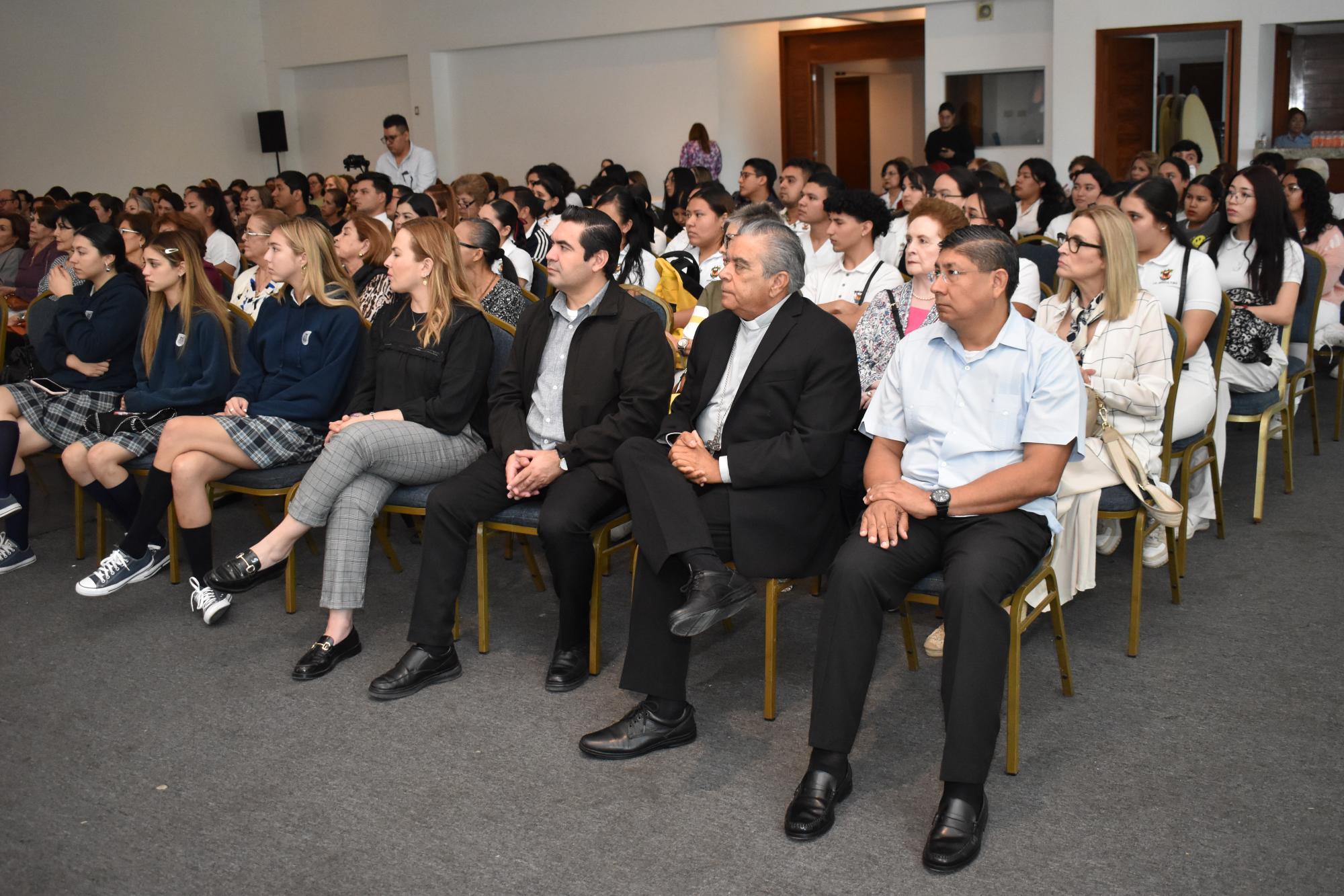 $!El público escuchó con atención la conferencia.