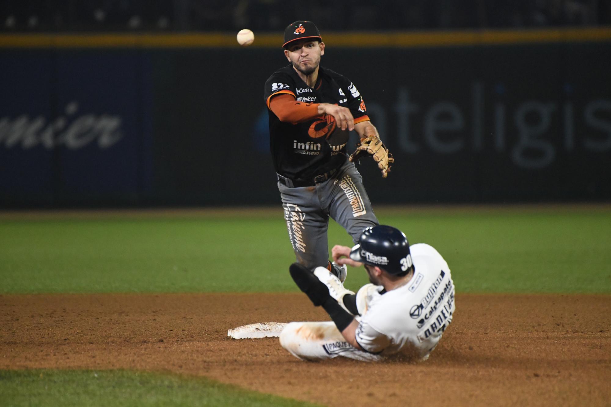 $!Algodoneros de Guasave gana juego del domingo que concluyó este lunes y empata las semifinales