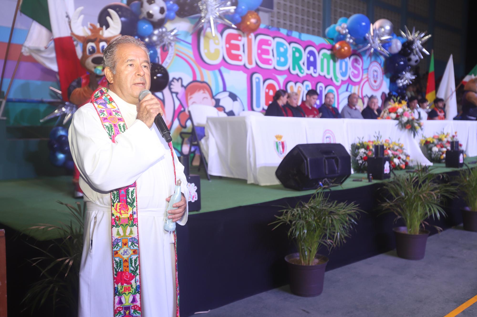 $!El Padre Mario Campos Loeza bendijo la justa deportiva.