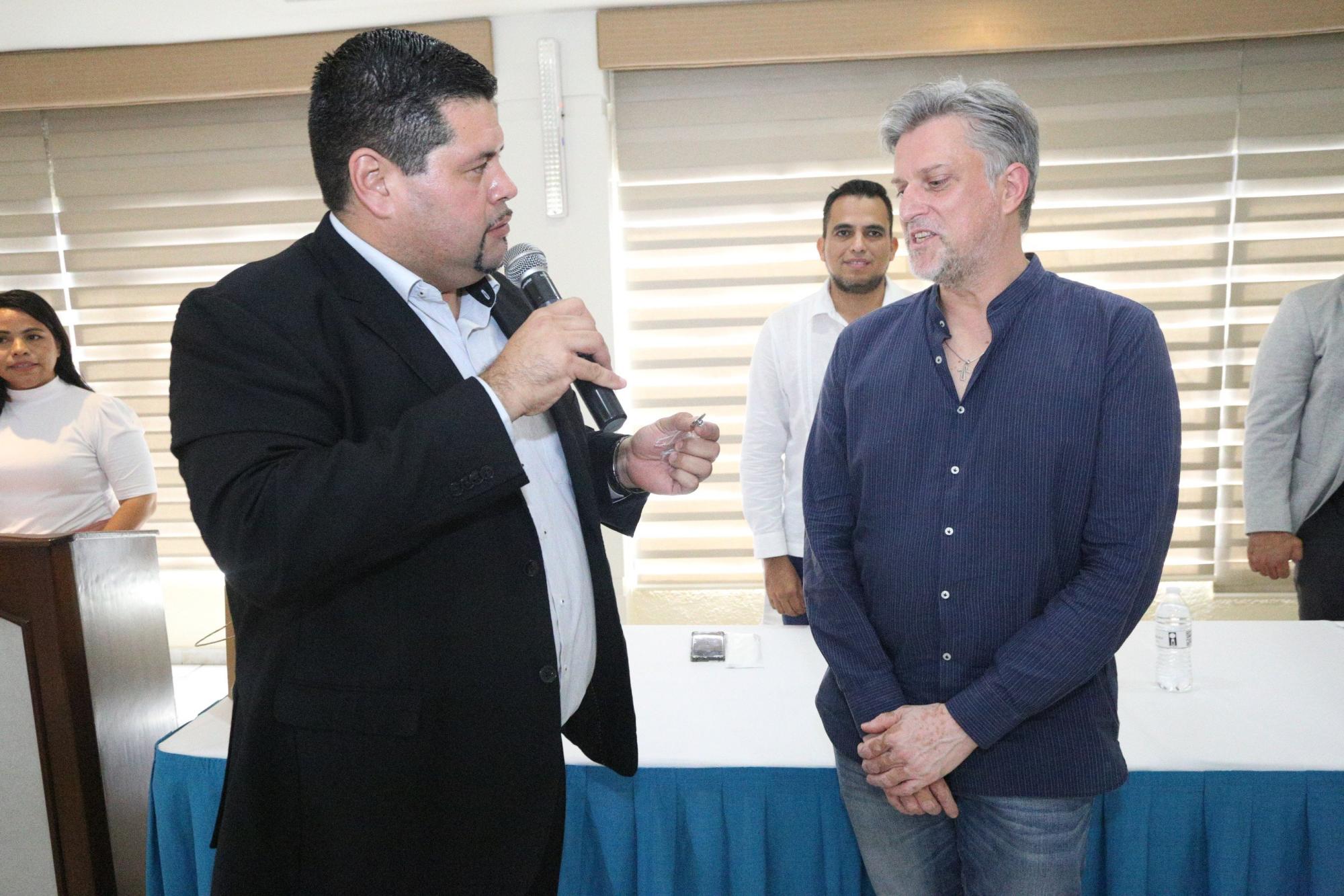 $!En el evento se hizo entrega de un pin del Colegio, al arquitecto Raúl Gilabert, por su participación en el Congreso de Arquitectura.
