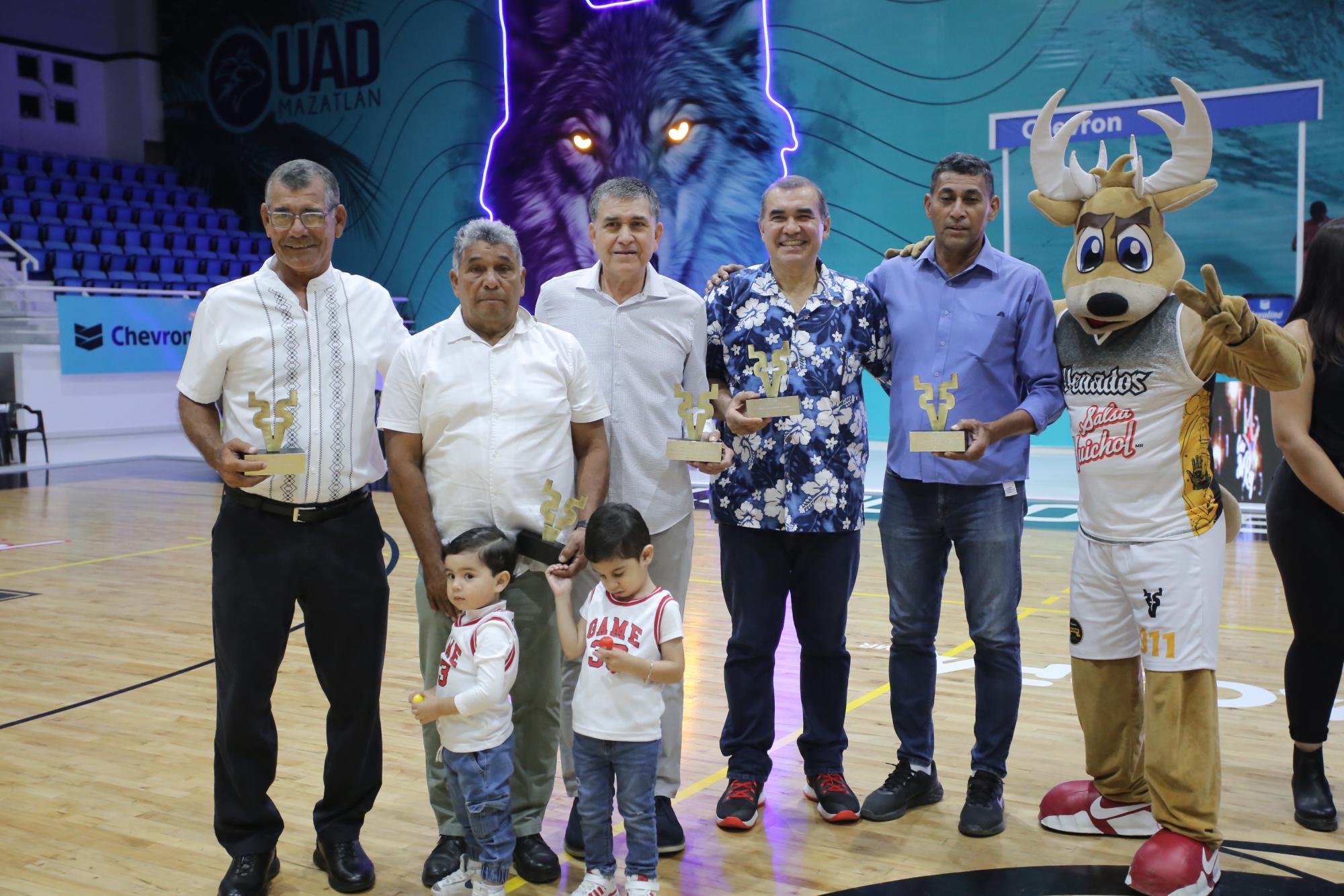 $!Los homenajeados Jorge Peña, José Bustamante y sus nietos, Fernando Partida, Ramón Aguirre e Hilario Cázares junto al Venny.
