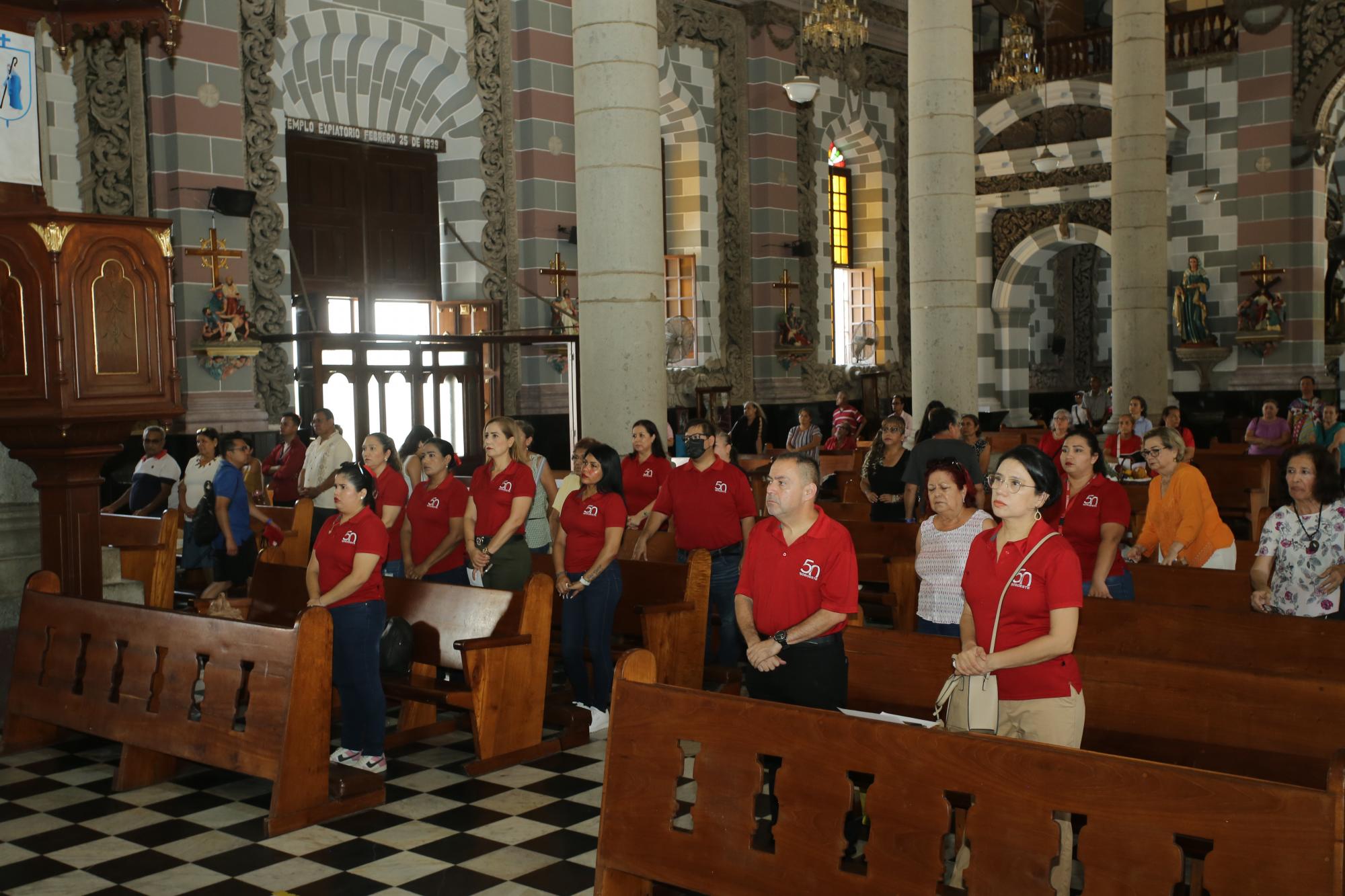$!Integrantes de Grupo Datemex escuchan con atención el mensaje expresado por el sacerdote durante la misa.