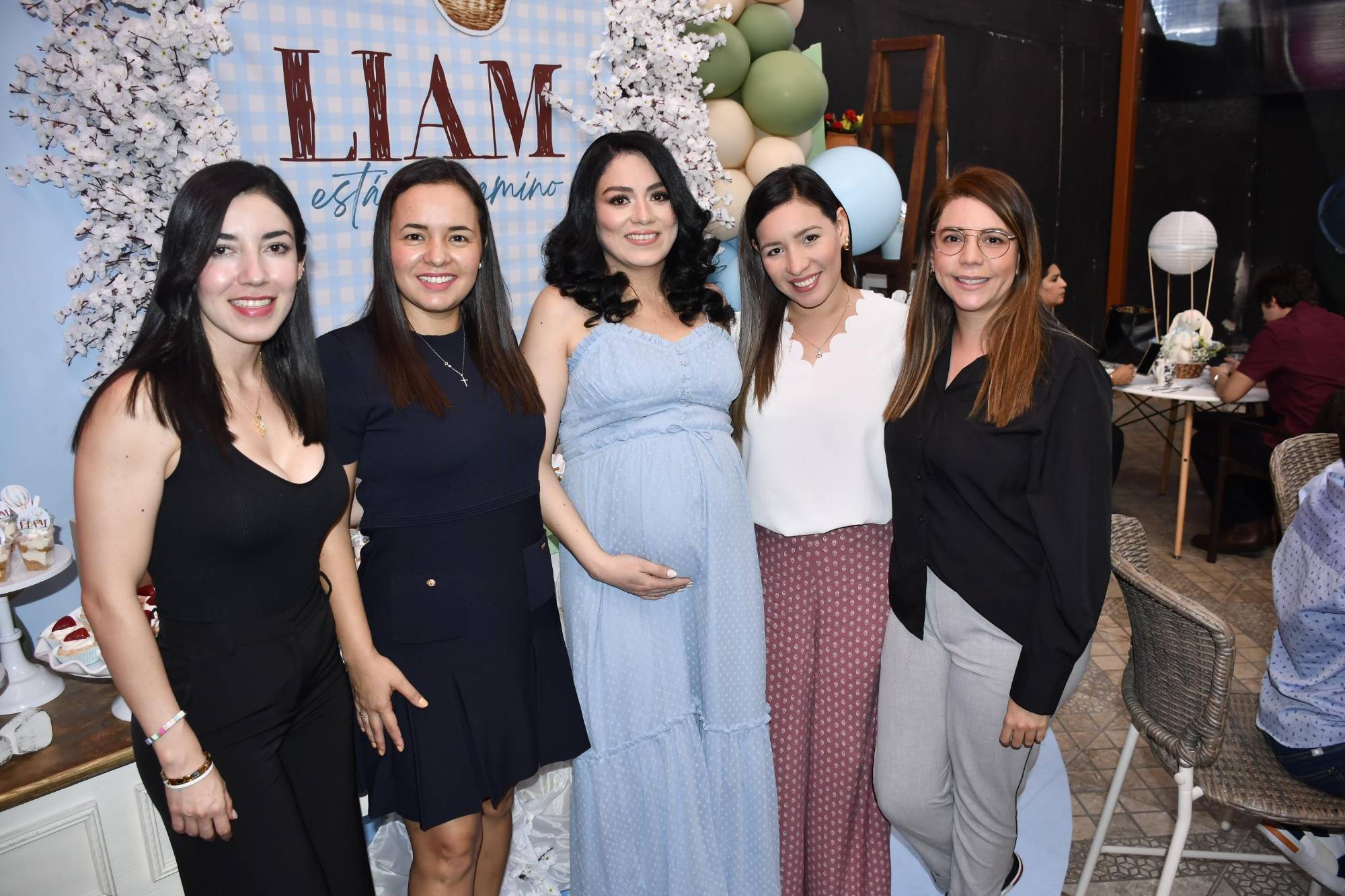 $!Graciela Moreno, Daniela Rochín, Aranzuzu Burruel y Alma Salcedo felicitan a Itzel.
