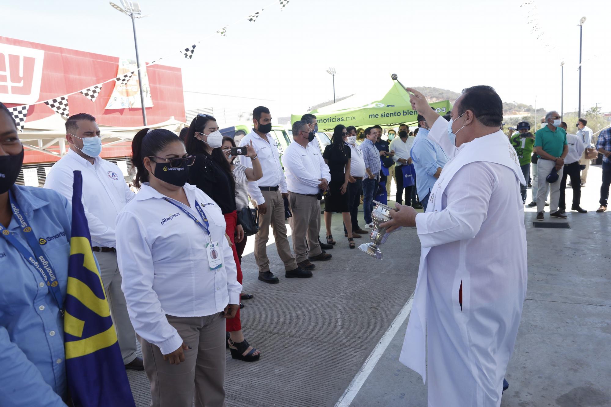 $!El Padre Heriberto Gastélum Carlón bendijo las instalaciones y a los trabajadores de Smartgas.