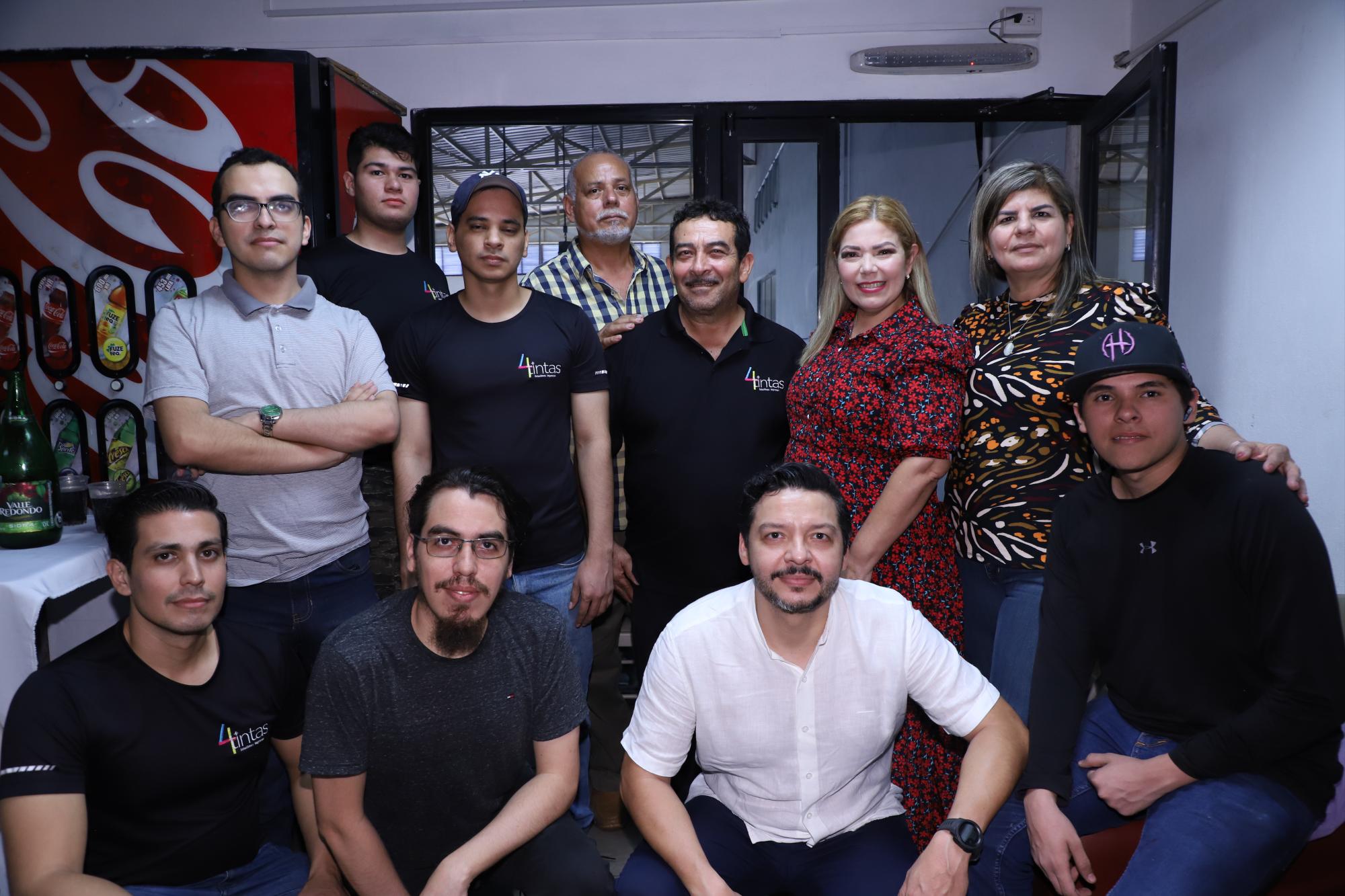 $!Los directivos de Datemex junto a los chicos del área de prensa.