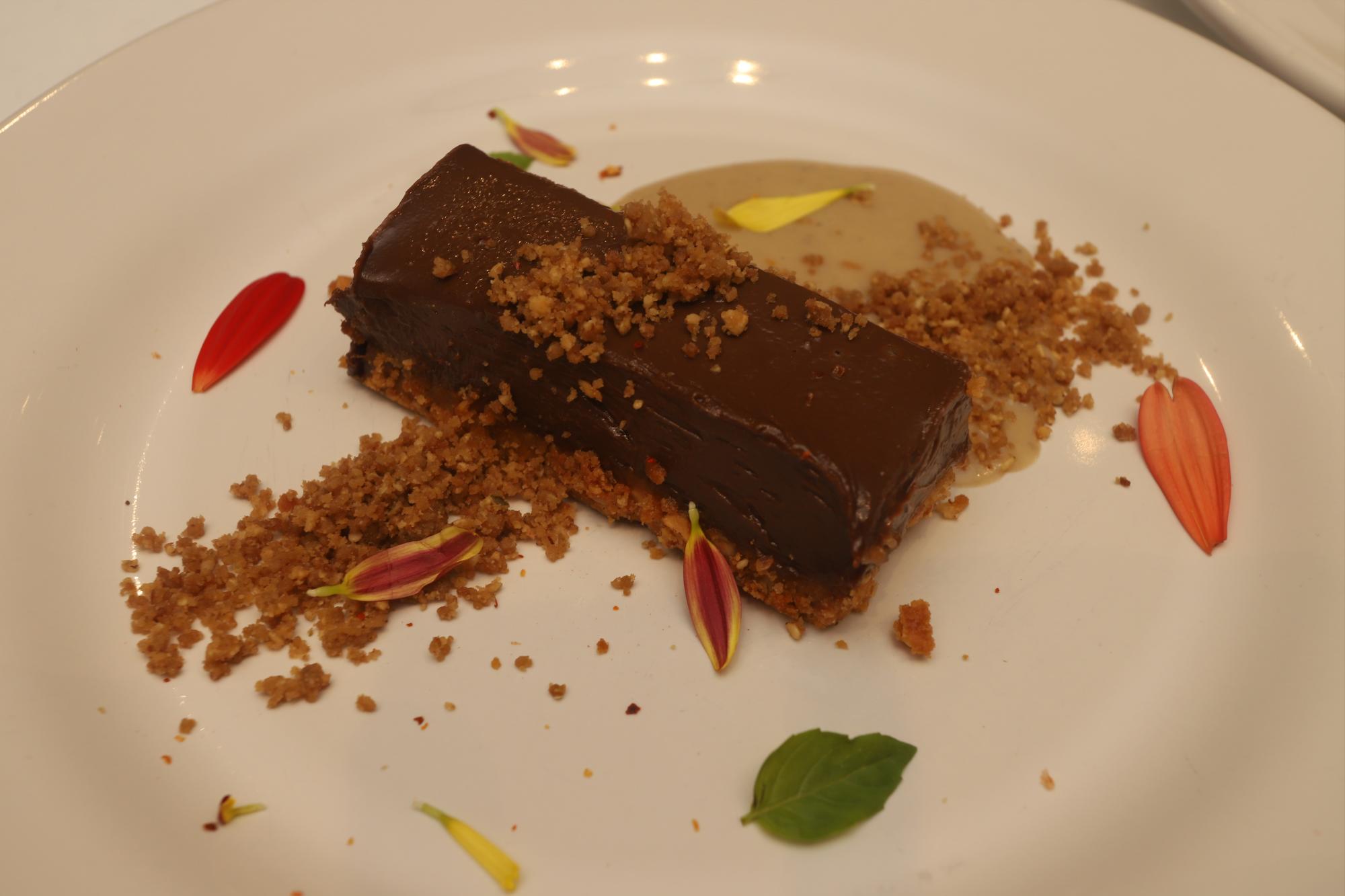 $!El postre fue un cremoso de chocolate y chile ahumado, short bread de pepitoria, salsa de plátano tatemado y confitura de guayaba, hecho por los chefs Andrea Lizárraga y Héctor Peniche.