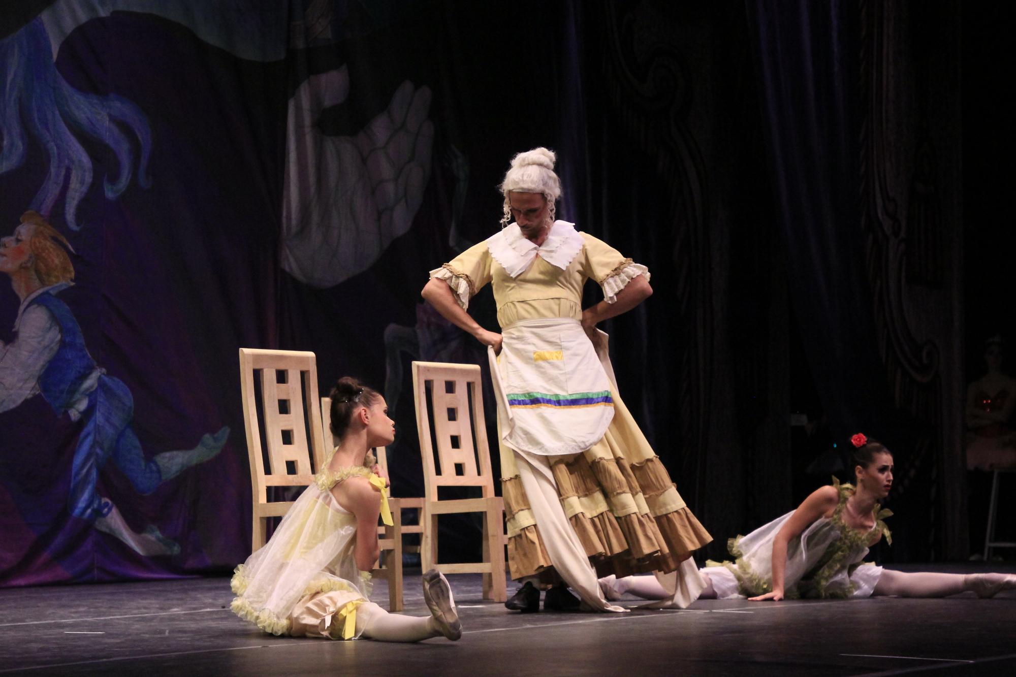 $!En la primera parte del espectáculo la Madrastra con sus hijas Anastasia y Drizella.