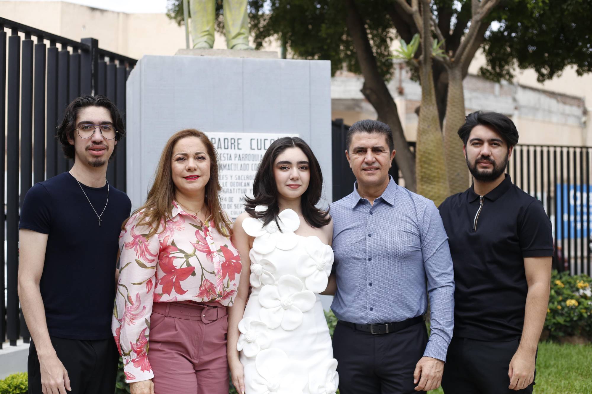 $!Camila Guerrero Angulo estuvo acompañada por sus papás Marisela Angulo y Leonel Guerrero, así como de sus hermanos Leonel y Alán.