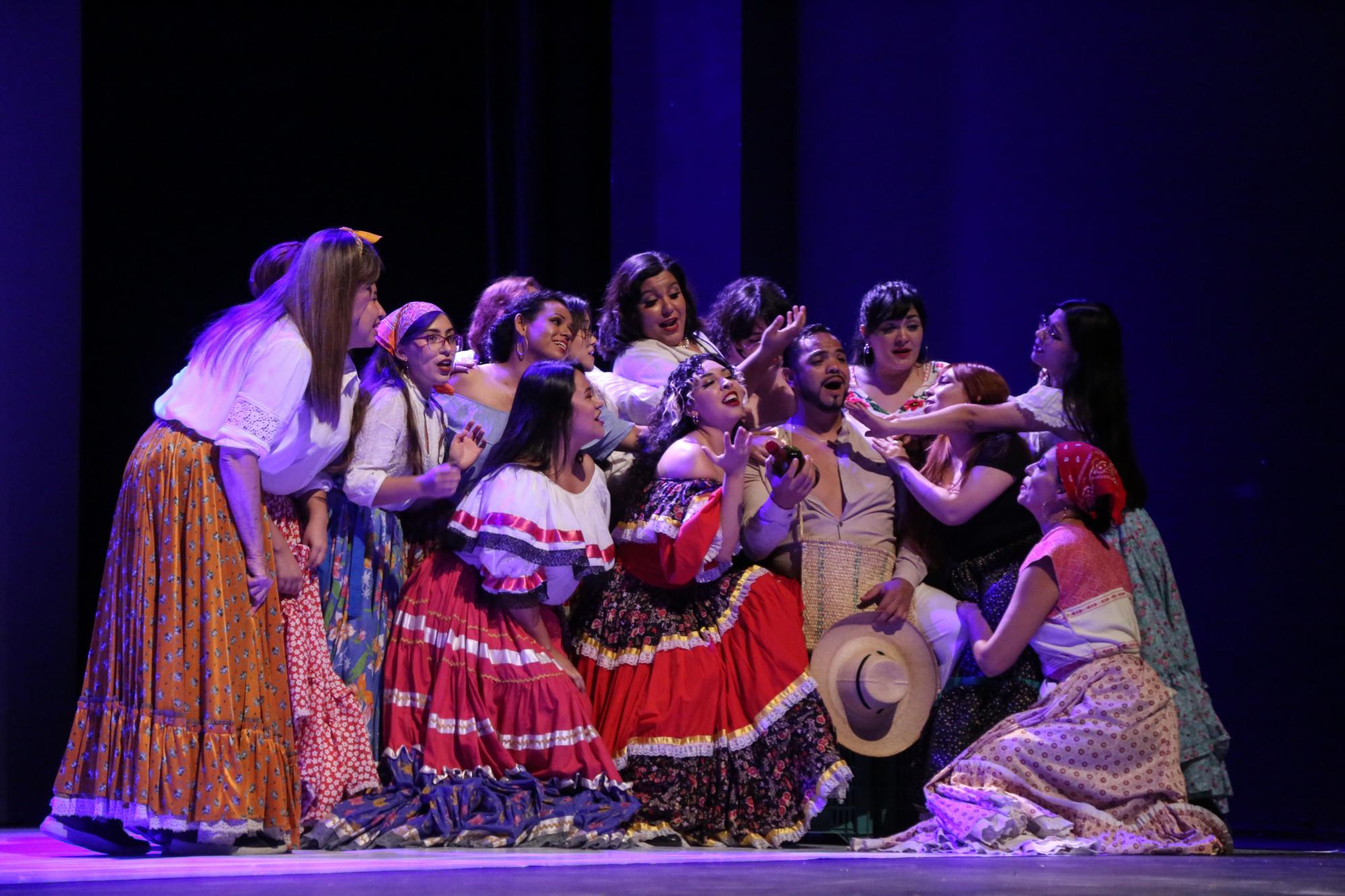 $!Aplauden y gozan con ‘Elíxir de amor’, con el Taller y Coro de Ópera