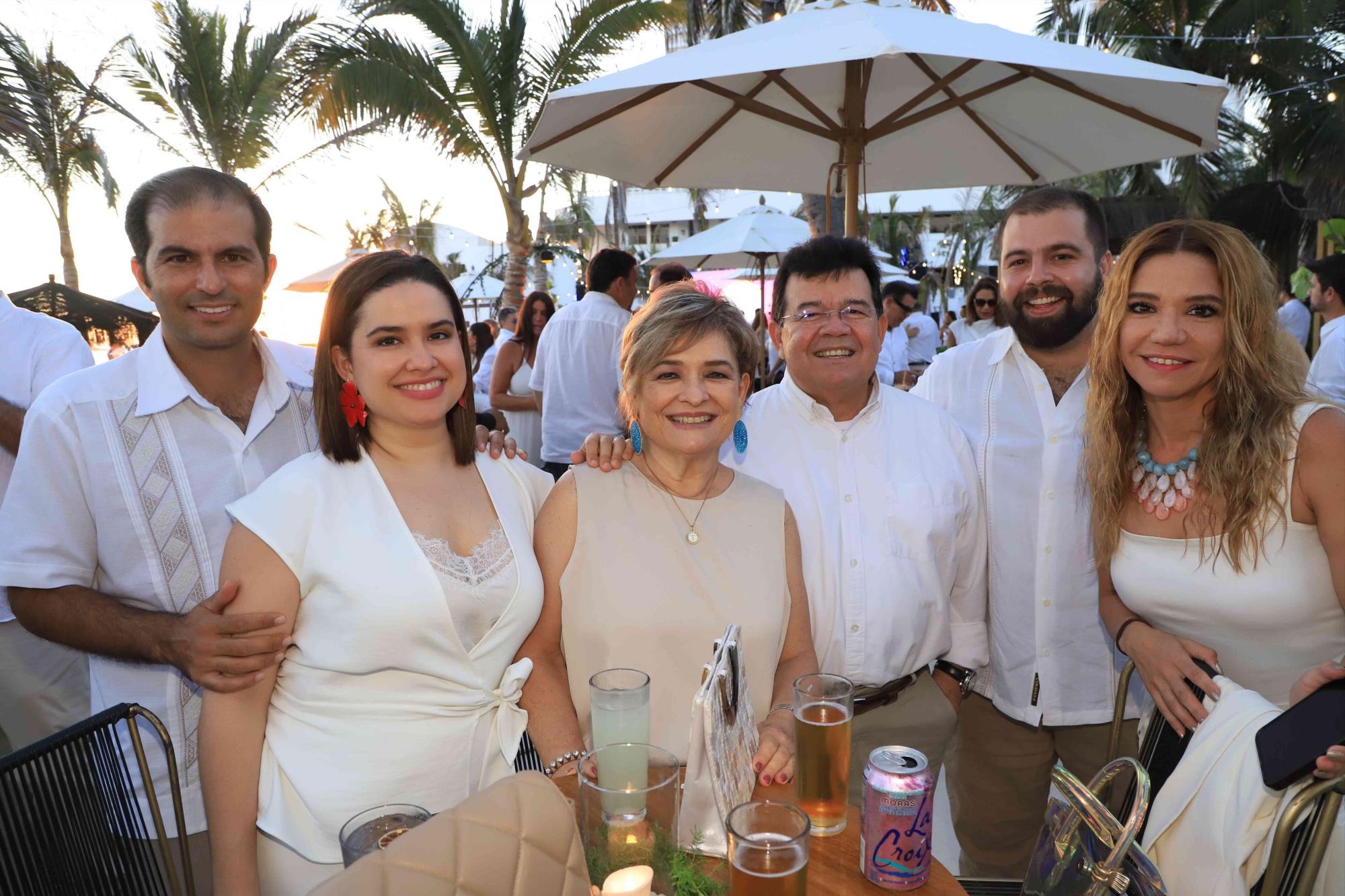 $!Santiago Quirarte, María Cristina Barros de Quirarte, Titina Llausás de Barros, Humberto Barros, Jorge Zorrilla, Ana Vanessa de De la Fuente Barros.