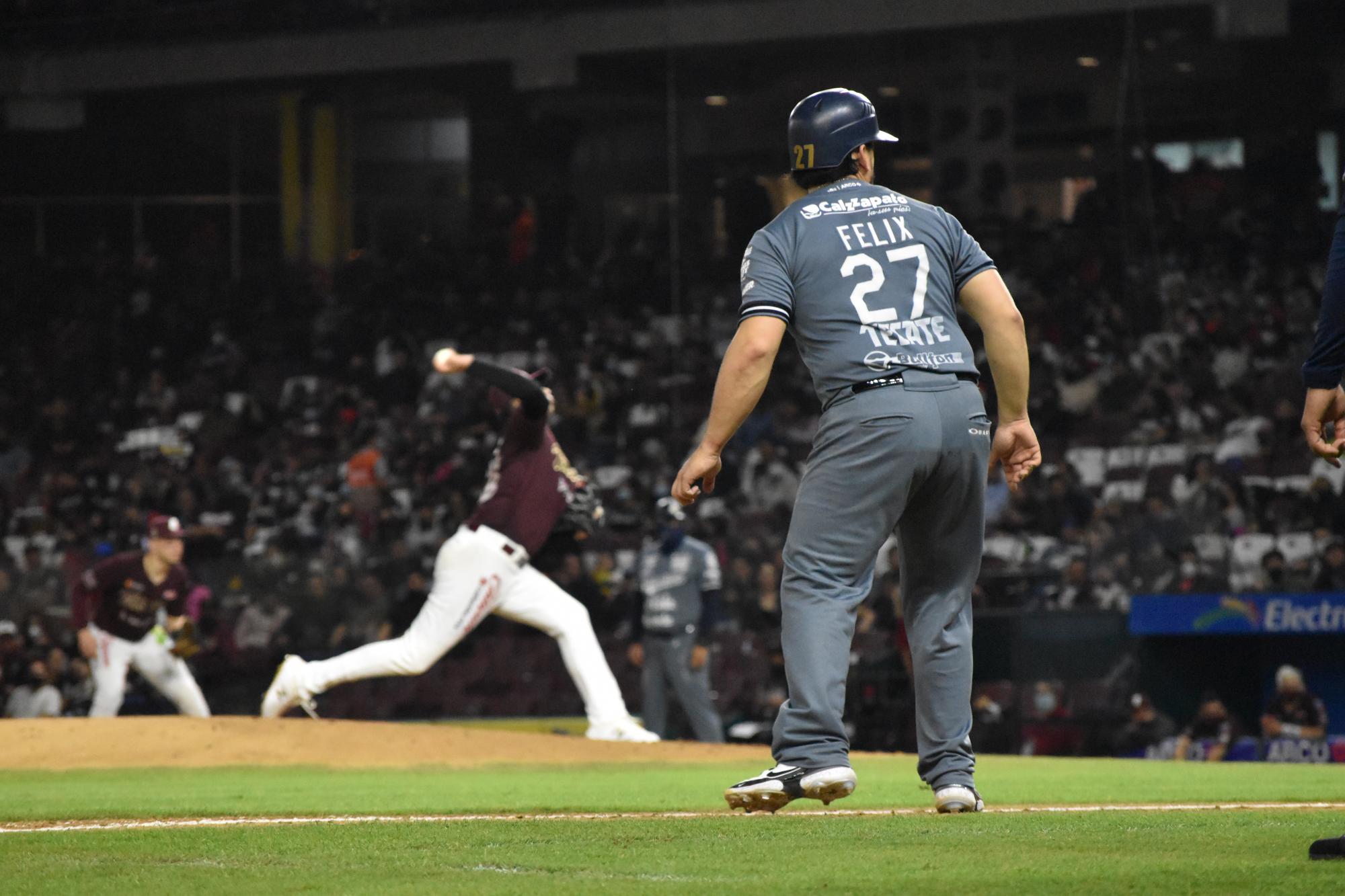 $!Tomateros de Culiacán remonta con jonrón de Víctor Mendoza y está cerca de la final de la LMP