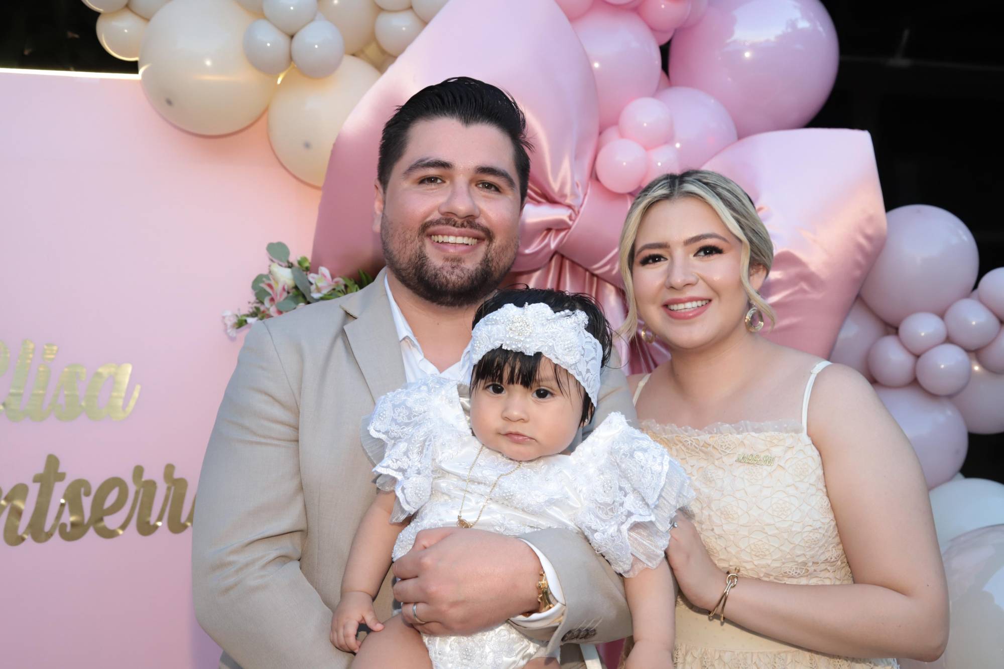 $!Elisa Montserrat con sus padrinos, Jesús Alberto Pazos Mandujano y Zeidy Padilla de Pazos.