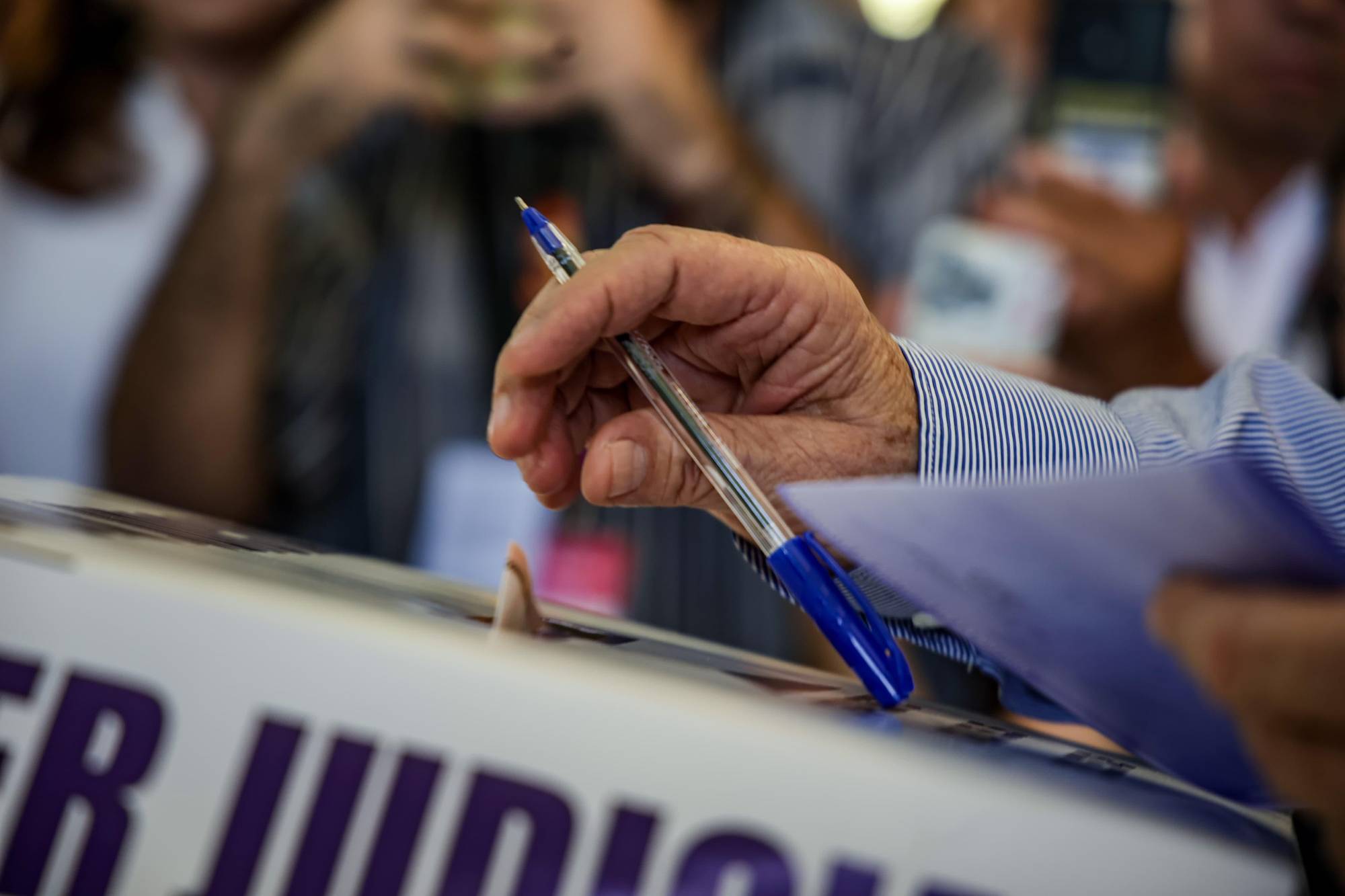 $!En un segundo intento, Rocha Moya emite su voto en la elección judicial