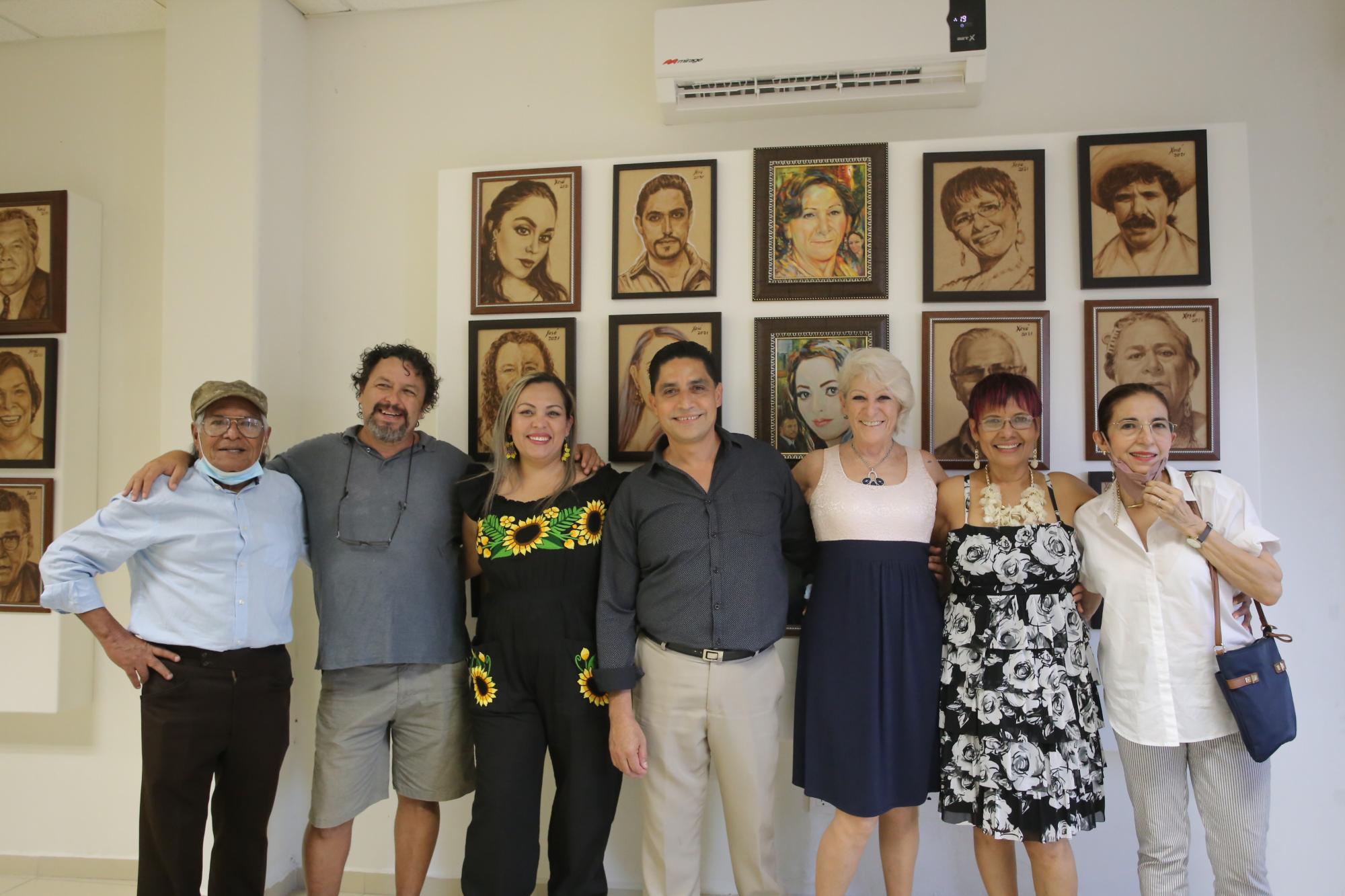 $!El artista entre algunos de sus invitados.