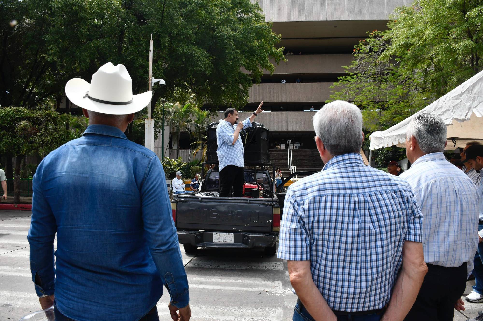 $!Productores bloquean Insurgentes, frente a Palacio de Gobierno de Sinaloa