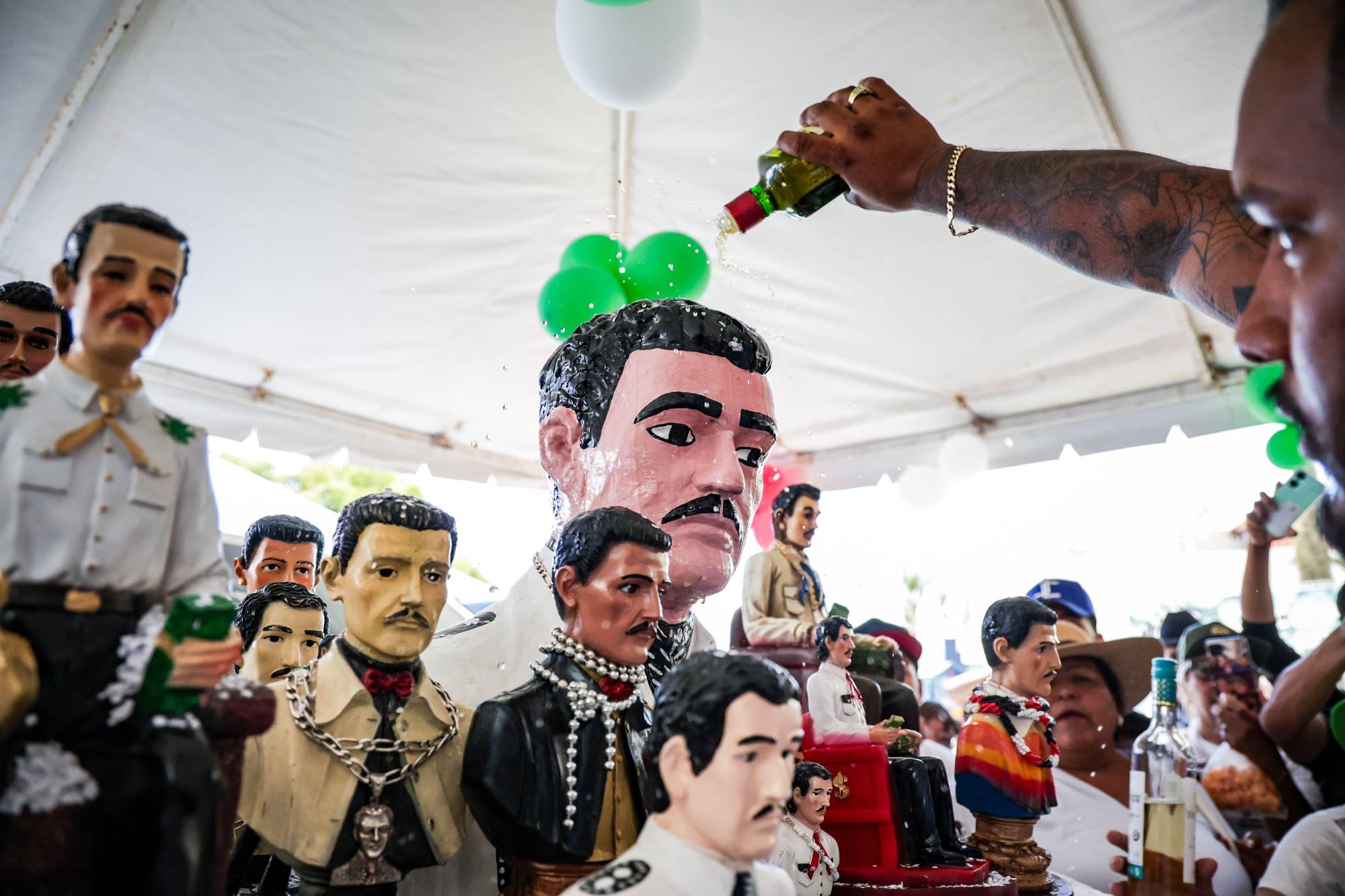 $!Menos devotos, pero mismo fervor en homenaje a Malverde en Culiacán