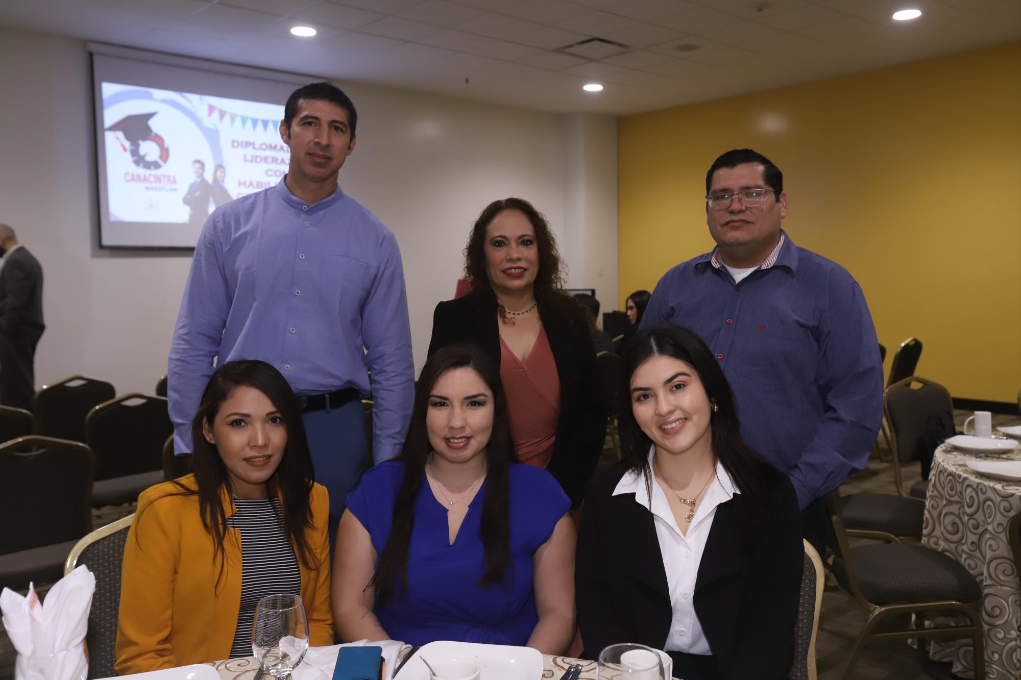 $!Carlos Díaz, Adriana Tirado, Edwin Froylan, Sarahí Placencia, Rocío Leva y Fernanda Osuna.