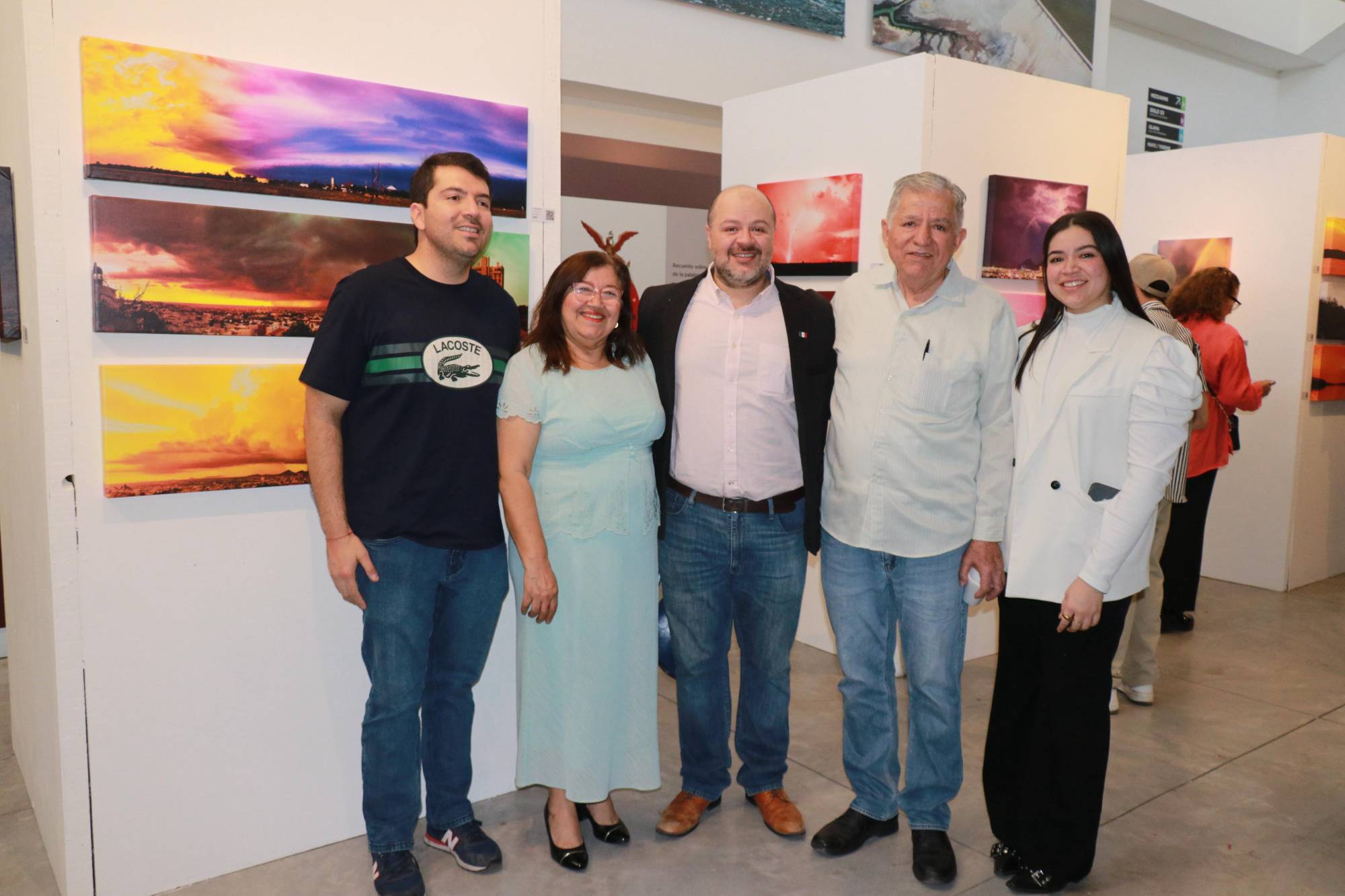 $!El artista recibe felicitaciones.