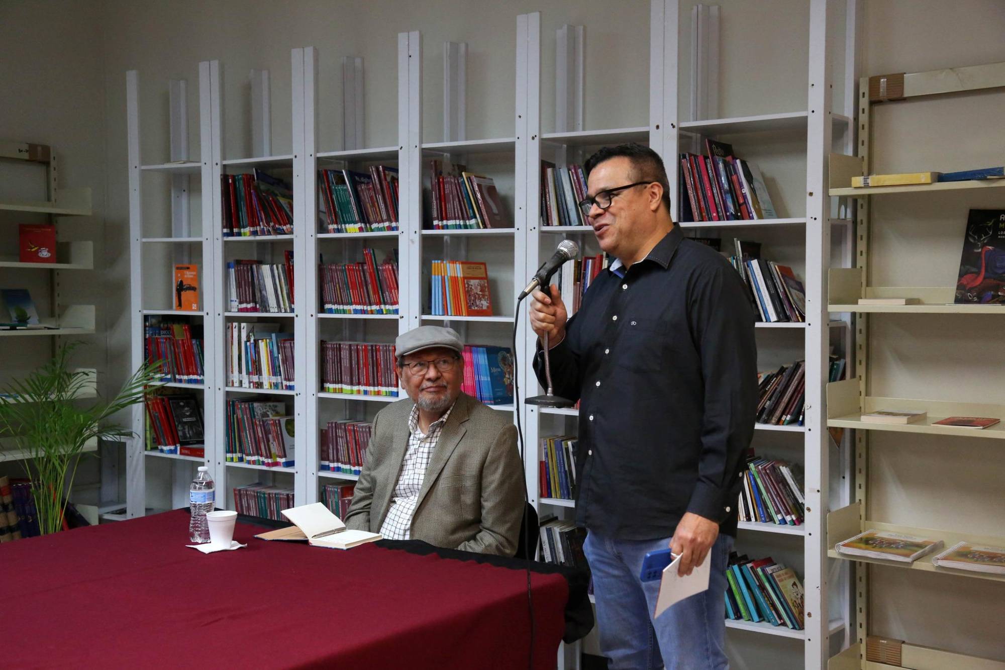 $!Raúl Quiroz, coordinador estatal del programa Salas de Lectura, dio la bienvenida al autor.