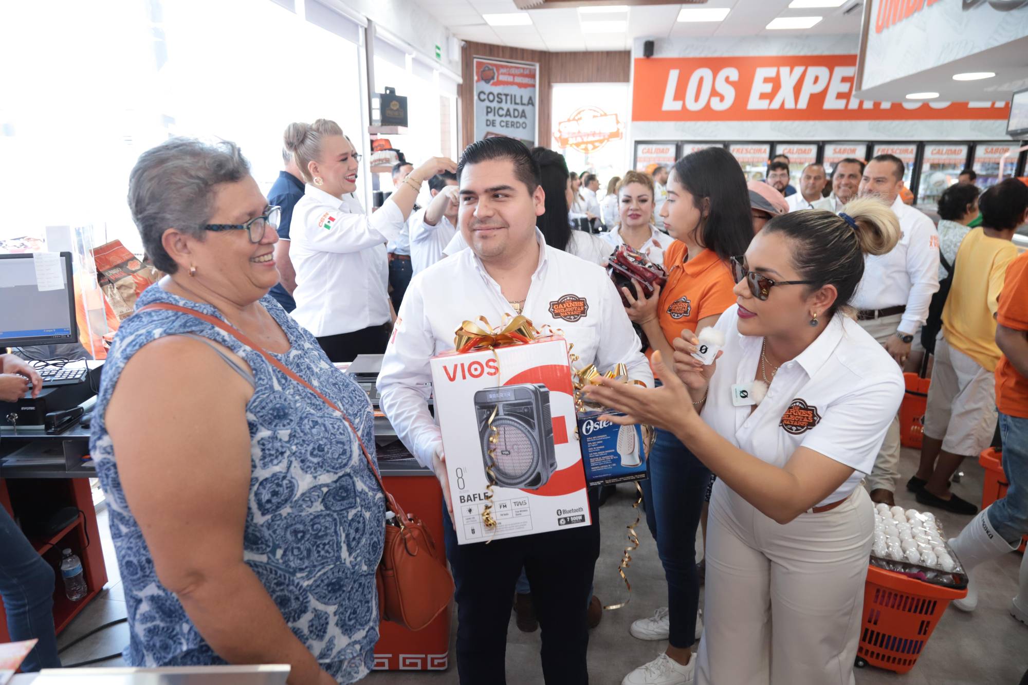 $!Julián Aguillón entrega un premio al segundo cliente de la sucursal, la señora Irma Bastidas.