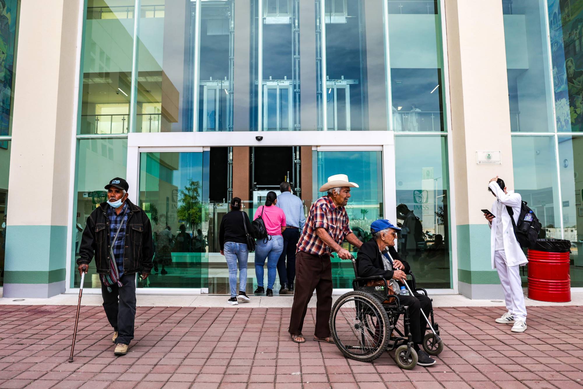 $!‘Presumen edificio pero falta medicamento’, reclaman pacientes a Secretario de Salud en nuevo hospital de Culiacán