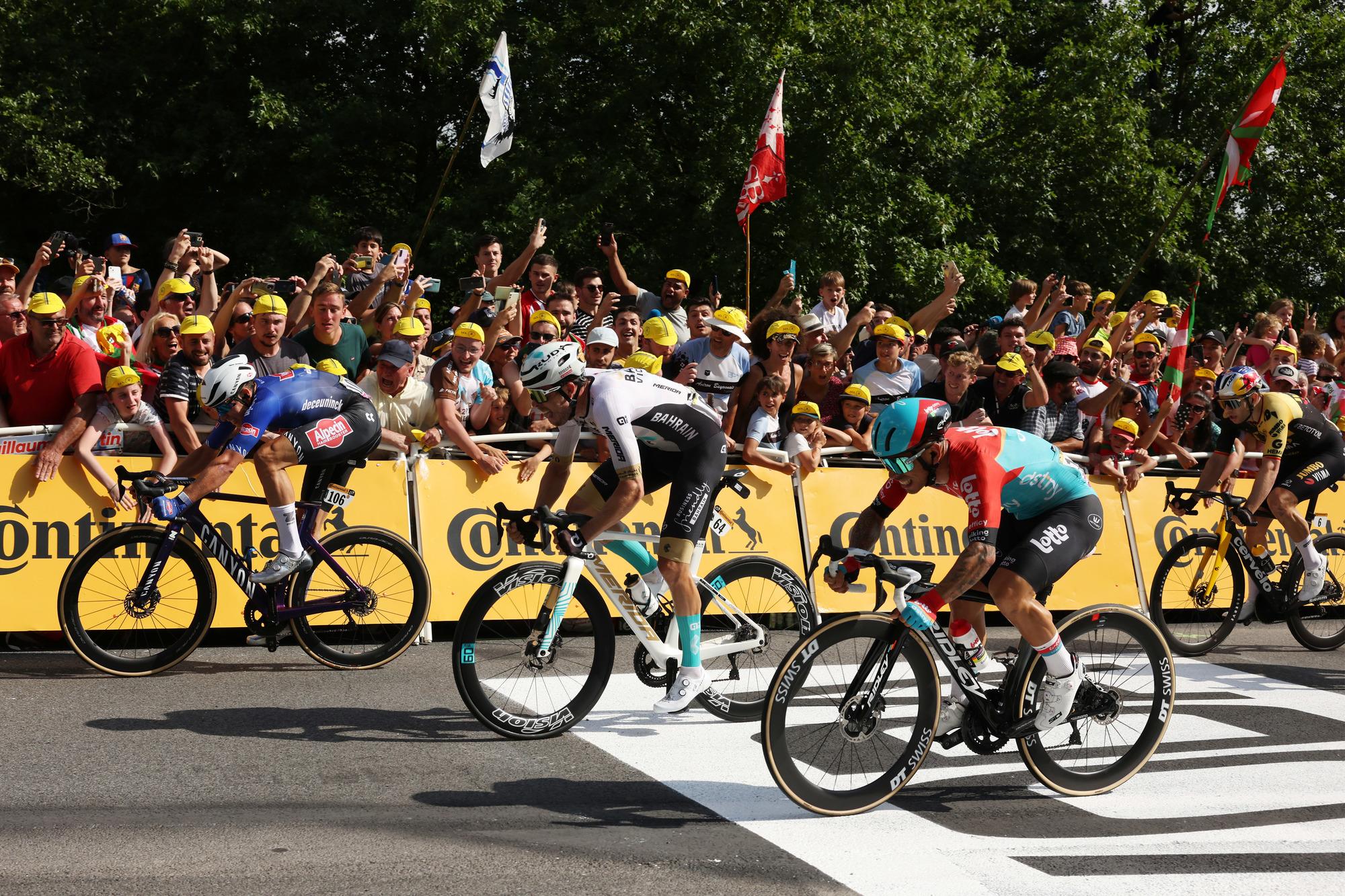 $!Jasper Philipsen se lleva una dulce victoria al esprint en Bayona y Adam Yates sigue líder