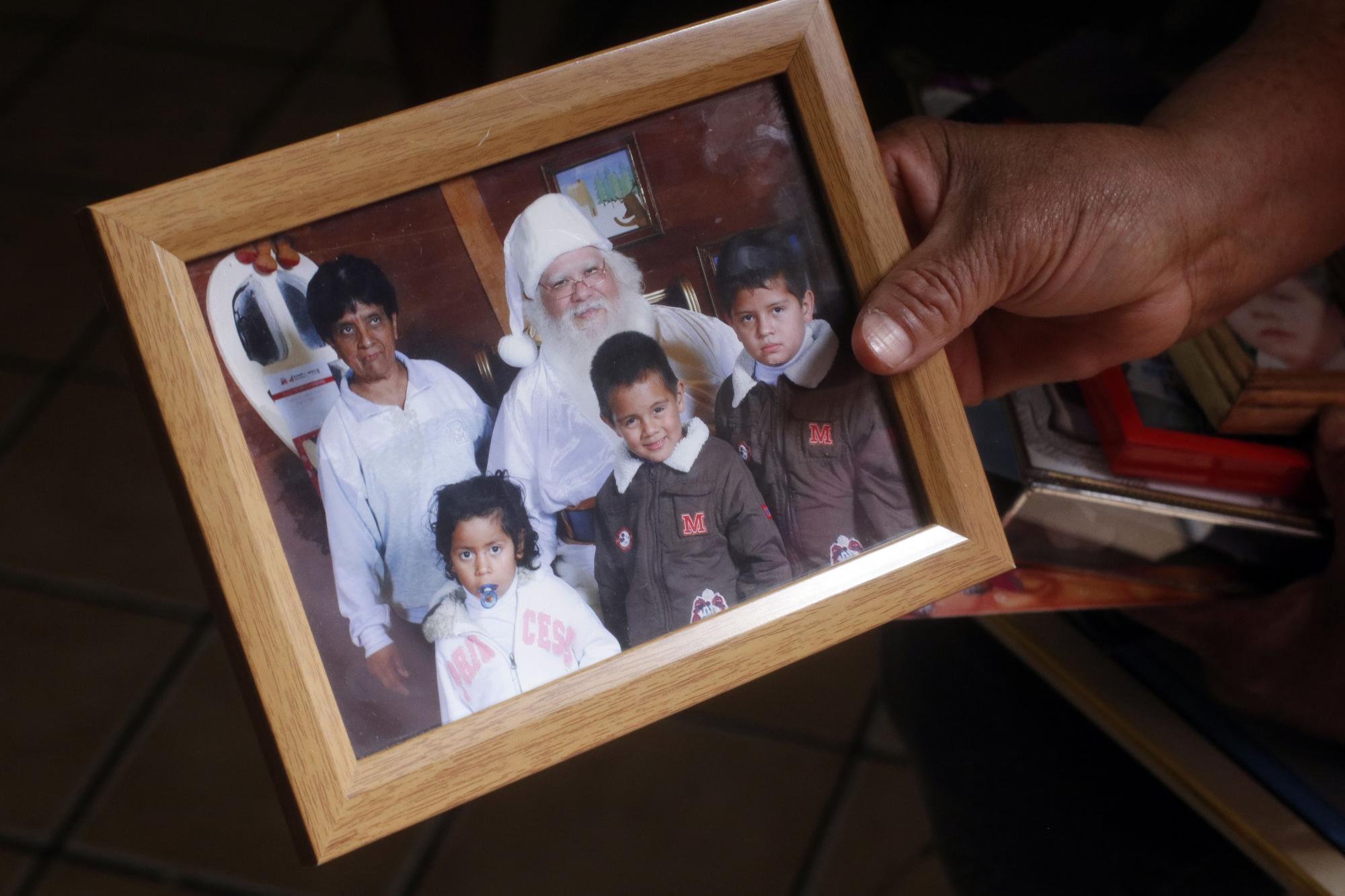 $!Anderson Omar con su familia en vísperas de Navidad.