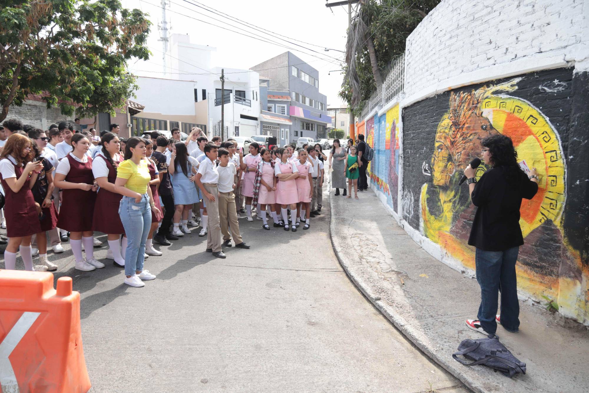 $!Sarah Soto explica su mural a los alumnos de la Escuela Secundaria General 1 “Guillermo Prieto”.