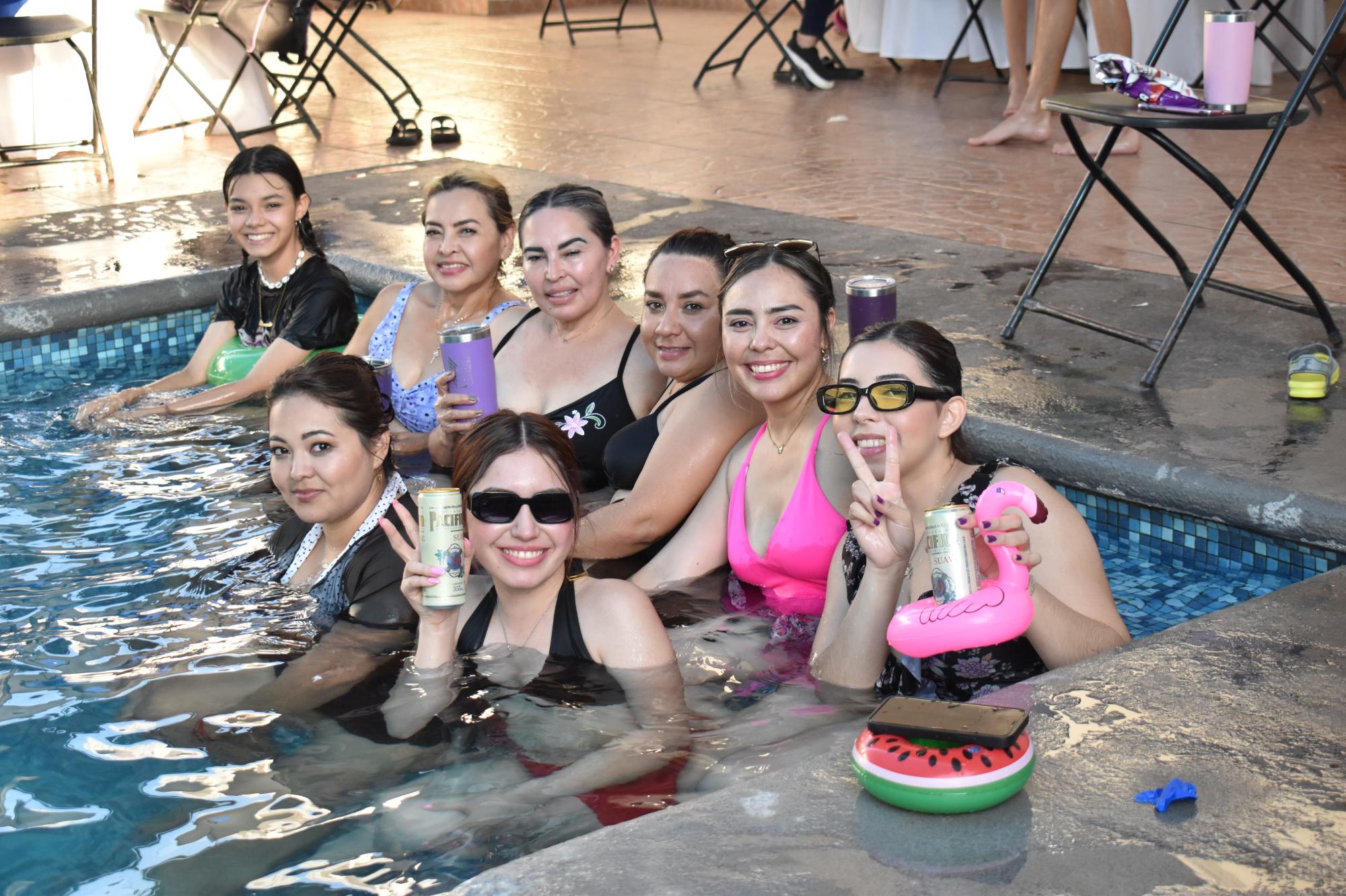 $!Las tías del festejado posaron para la foto.