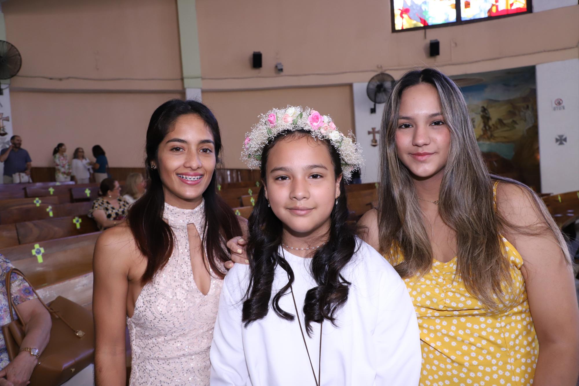 $!Ivanna Pescador Arias entre sus madrinas Brenda Fernández Rojo y Alejandra Pescador Arias.