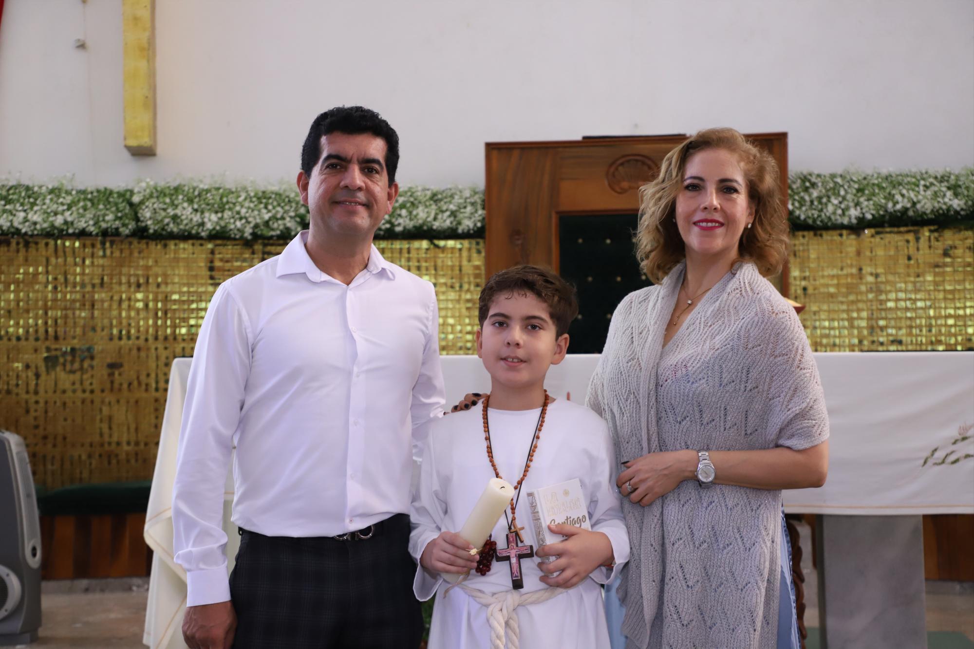$!Santiago Paz entre sus padrinos, Juan Huerta y Martha Lugo.