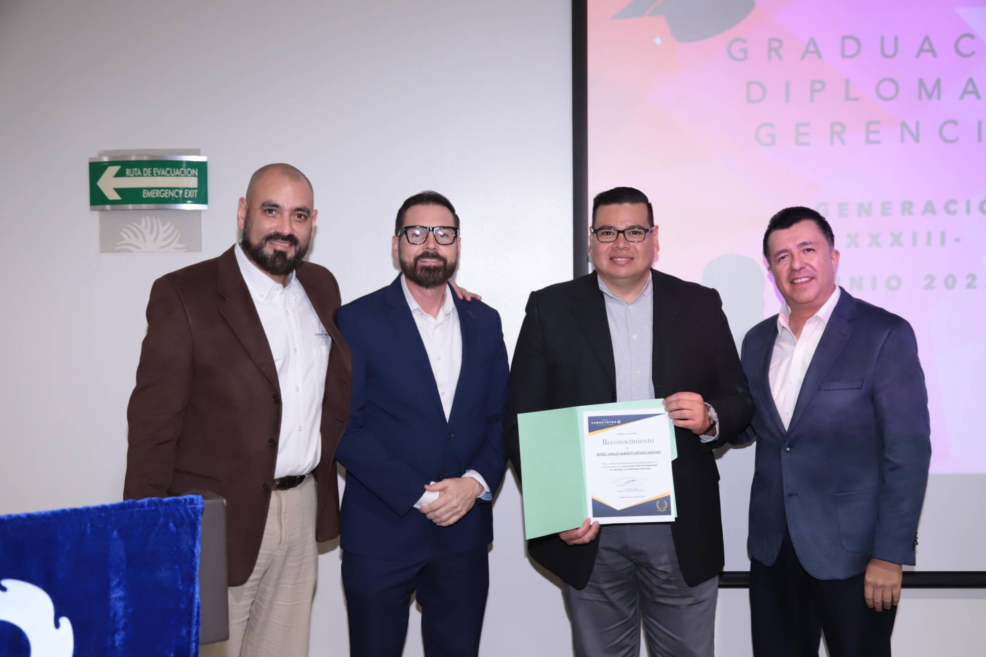 $!Iván Pico, Sergio Rojas y Carlos Ríos, hicieron entrega de un reconocimiento al invitado especial, Carlos Alberto Ortega.