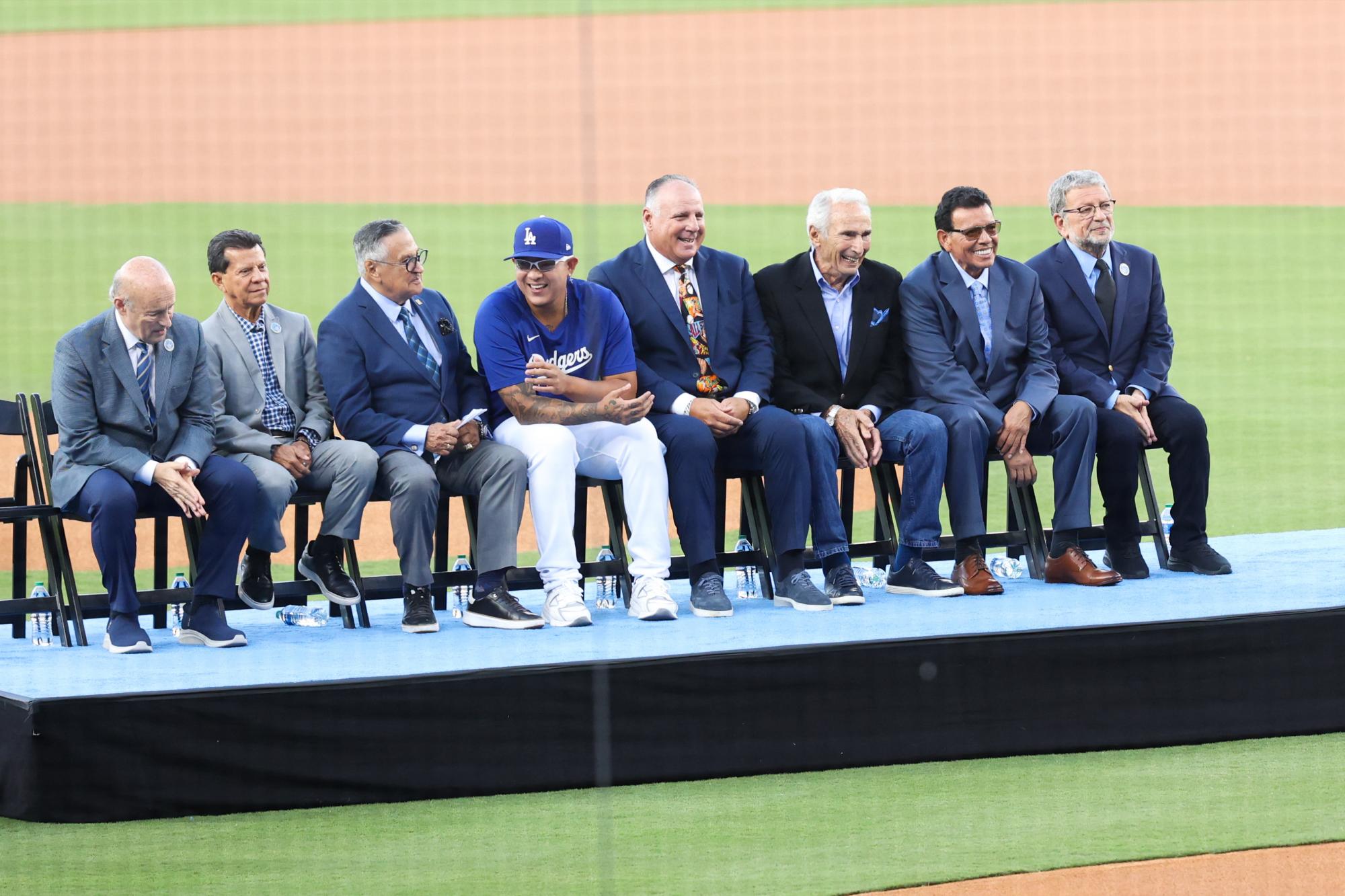 $!El número 34 de Fernando Valenzuela pasa a la inmortalidad de Dodgers