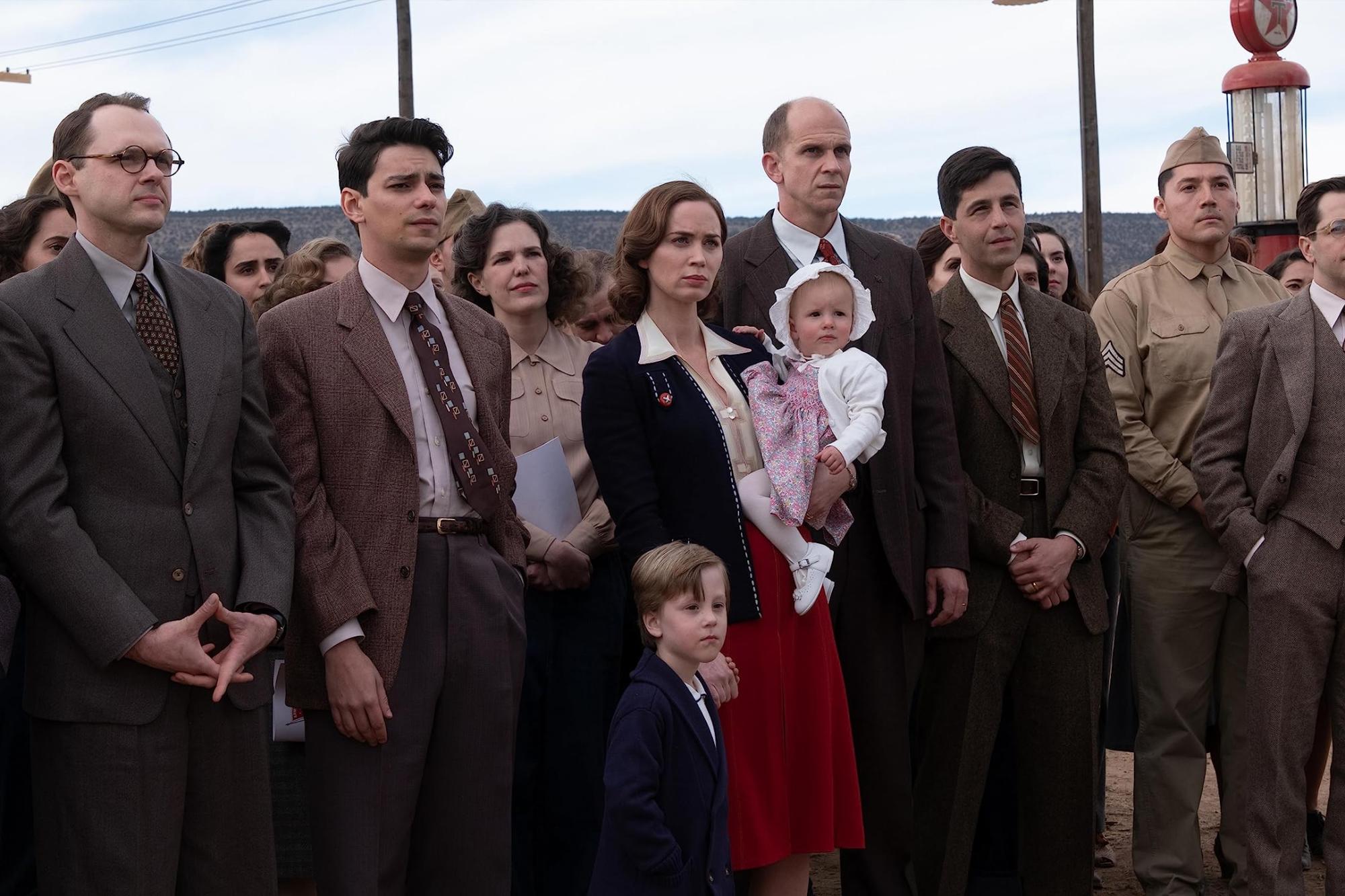 $!Emily Blunt da vida a la esposa del científico, la bióloga y botánica Katherine Oppenheimer.