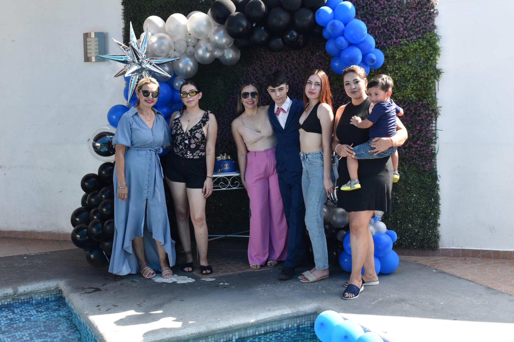 $!El cumpleañero acompañado de sus primas y tías.