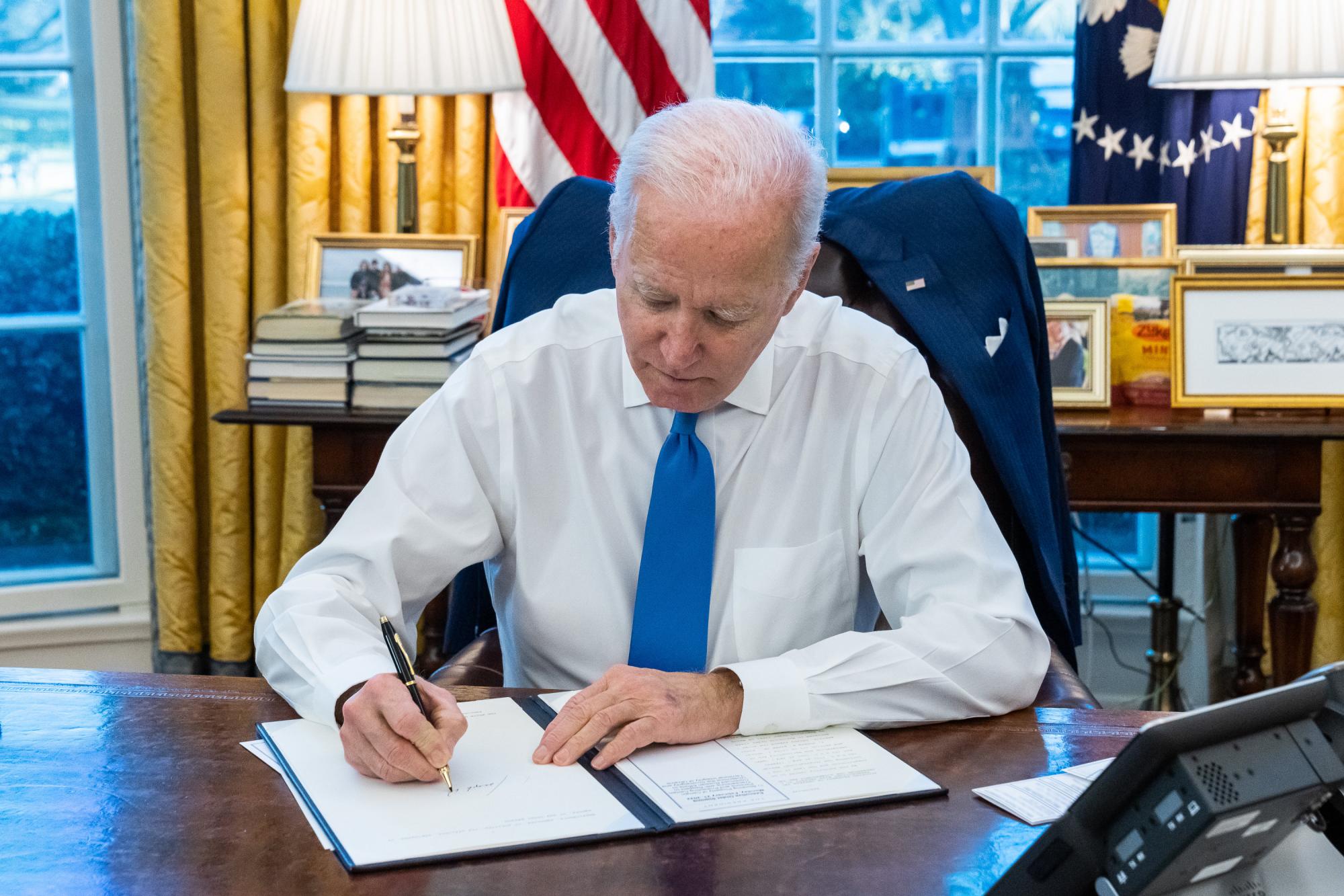 $!El Presidente de Estados Unidos informó este lunes que firmó una Orden Ejecutiva para negarle a Rusia la oportunidad de beneficiarse de sus flagrantes violaciones del derecho internacional y continúa consultando de cerca con aliados y socios, incluida Ucrania, sobre los próximos pasos.