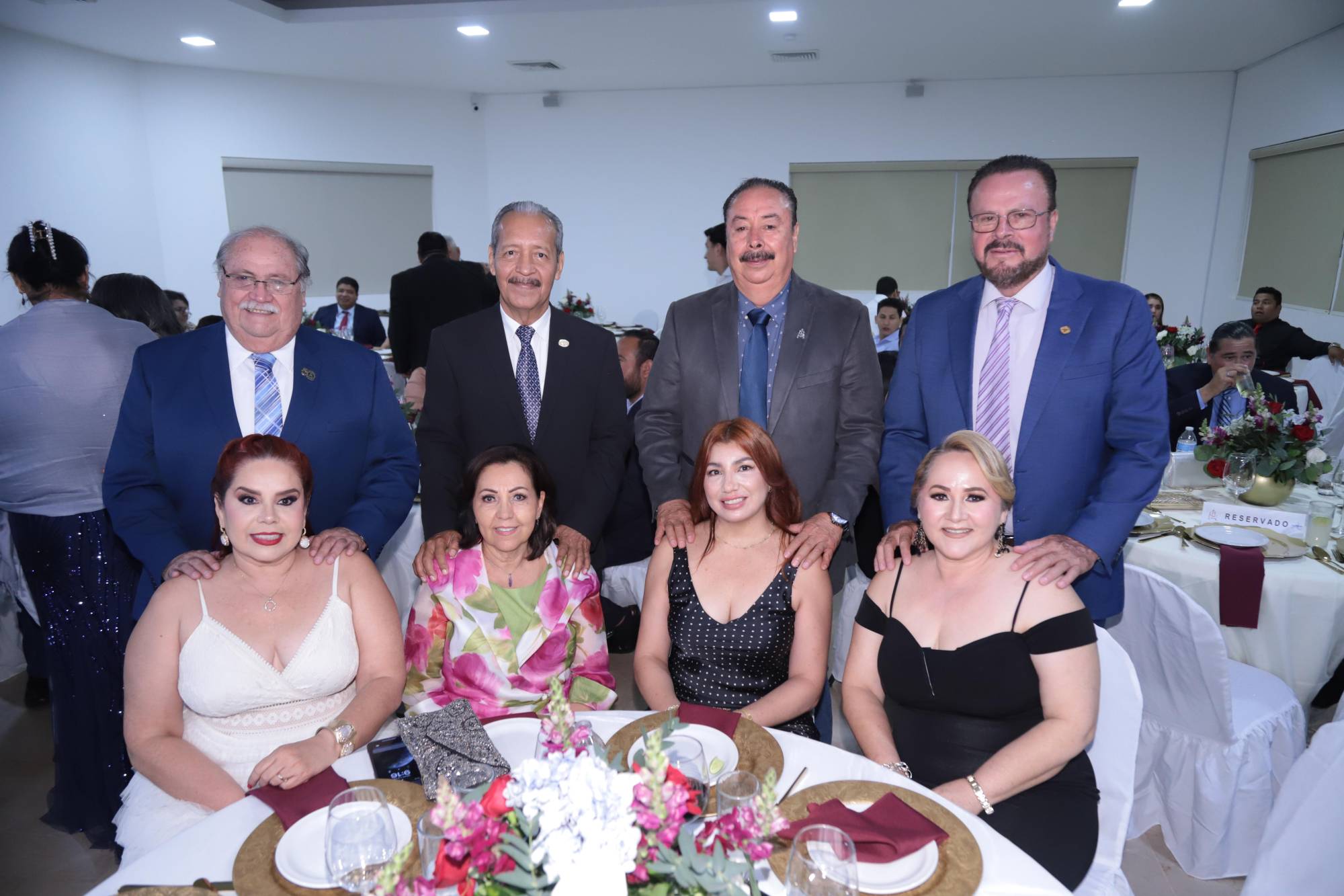 $!Guillermo Trewartha, Juan de Dios Velázquez, Samuel Ibarra y Hugomar Peraza. Sentadas, Ivonne Silva de Trewartha, Rebeca Morán, Abigaíl Corrales y Sonia Corona de Peraza.