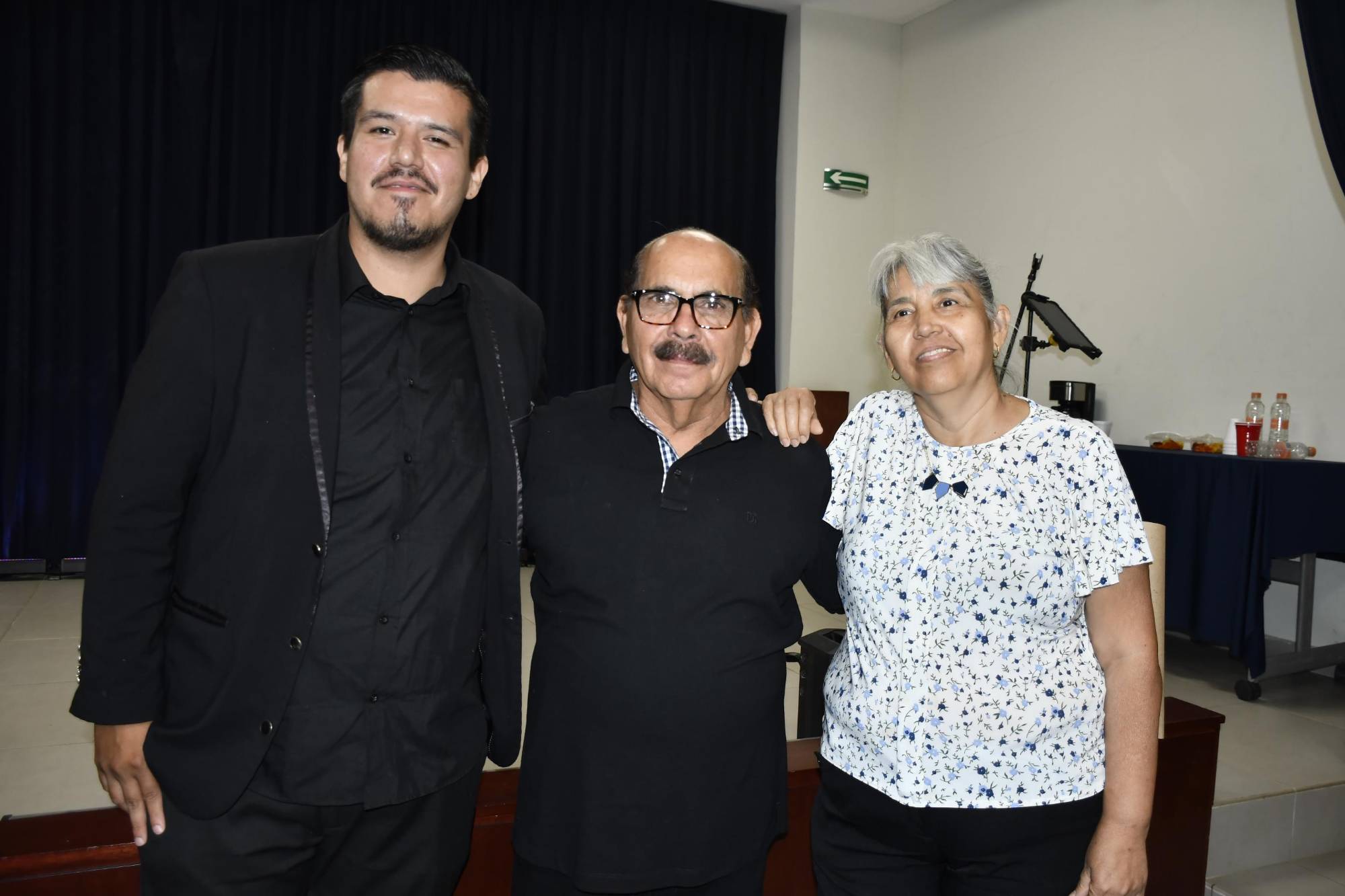 $!Rodrigo Ruiz y Soledad Ontiveros con el maestro Alejandro Escobar.