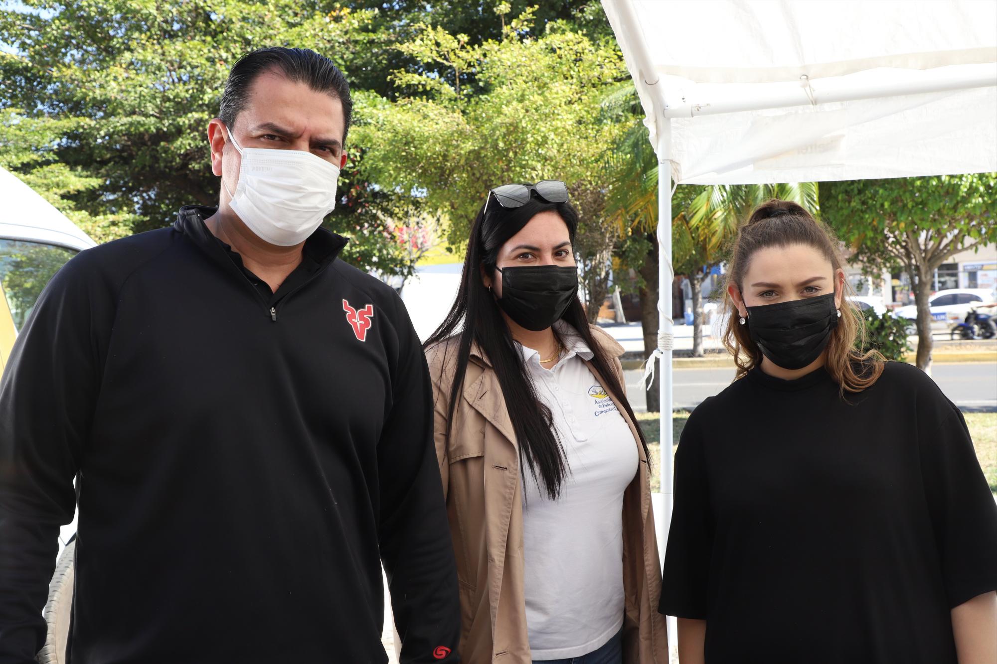 $!Paúl Luque Wiley, del Club Venados; Carolina Hernández, directora de Padres y Compadres, y Elizabeth Lizárraga, representante de Aeternus Funerales.