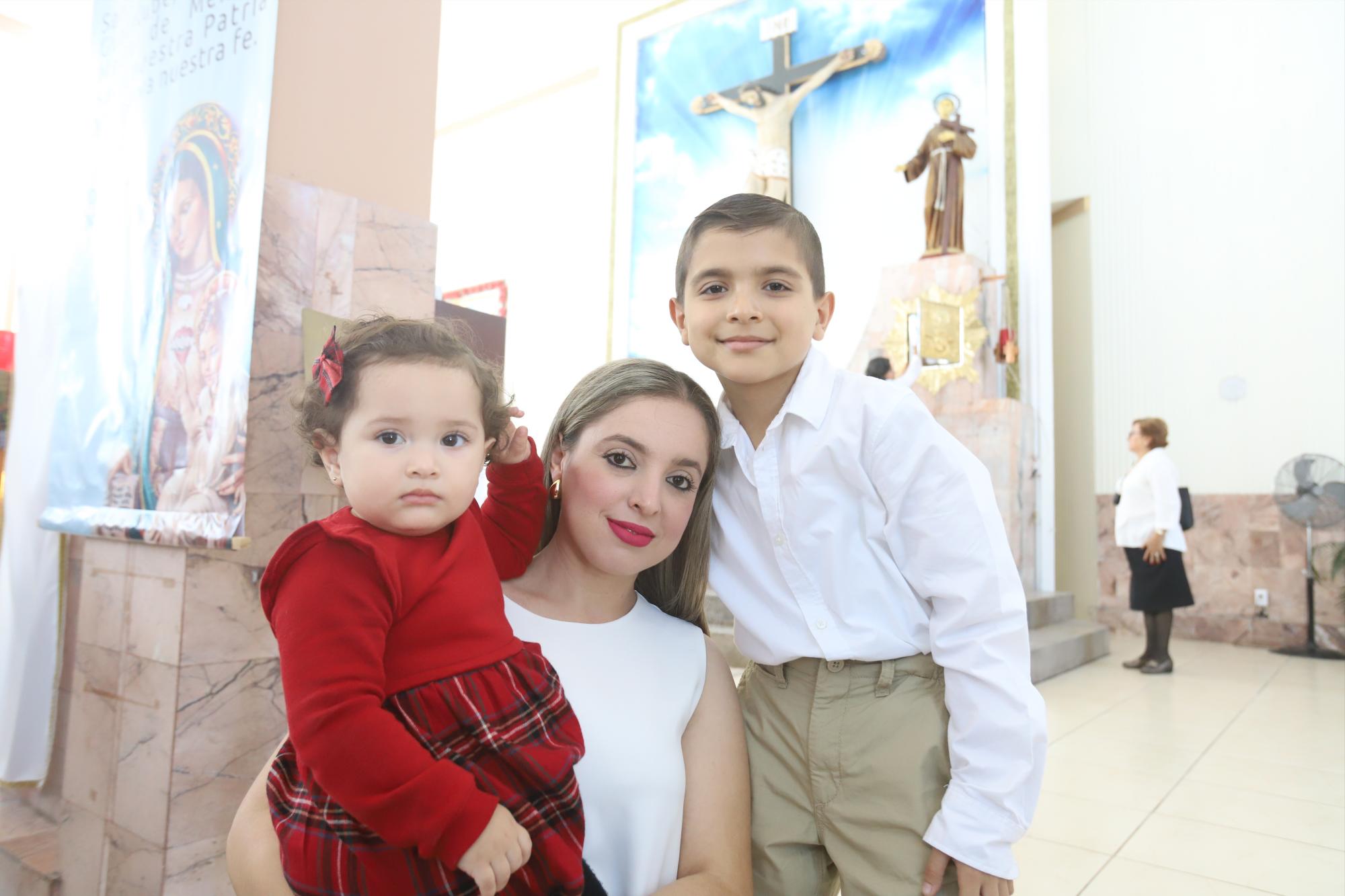 $!Luis Alberto Tiznado junto a su hermanita Elisa y su mamá, Yarely Páez.