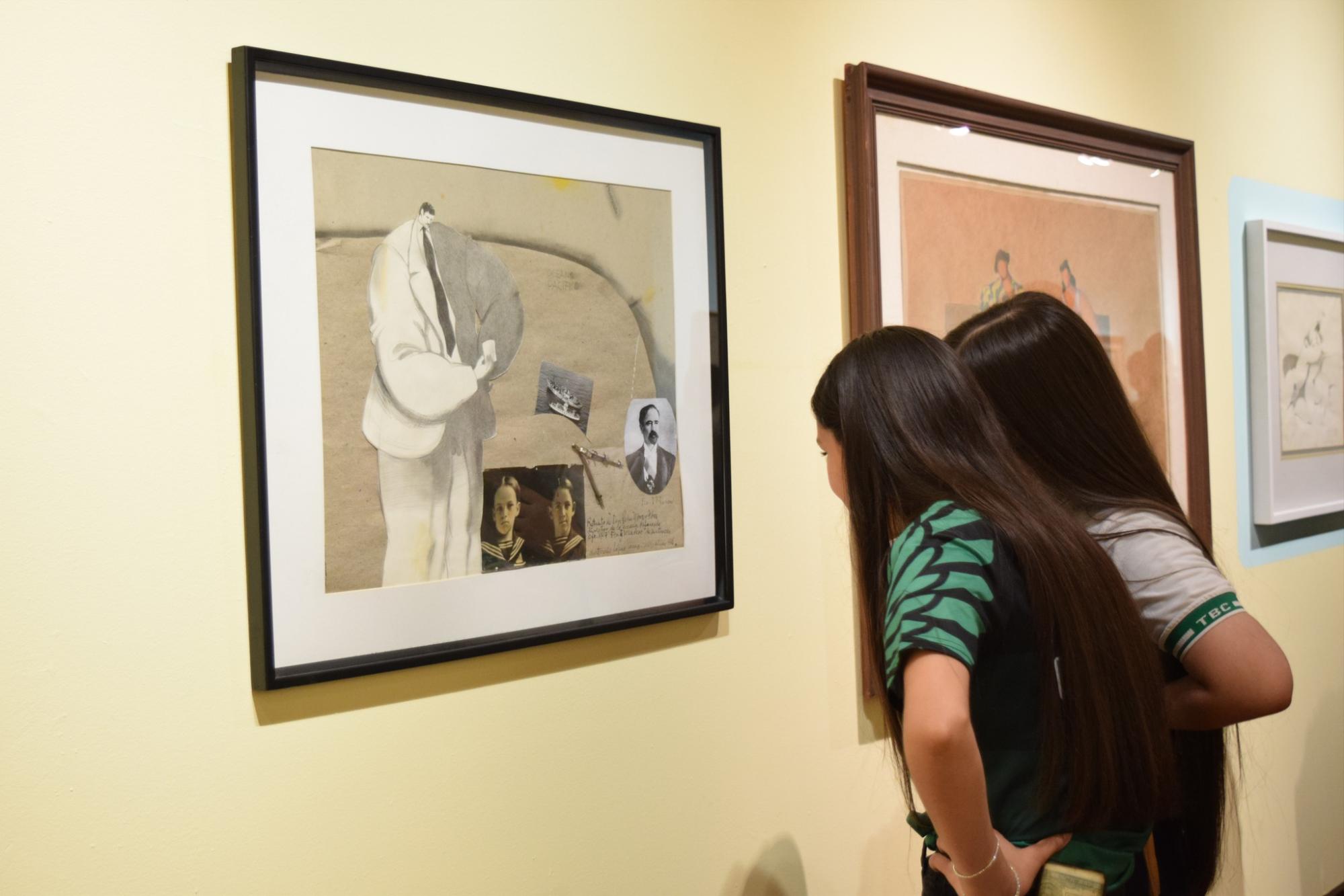 $!Estudiantes observan con curiosidad la obra de Antonio López Sáenz.