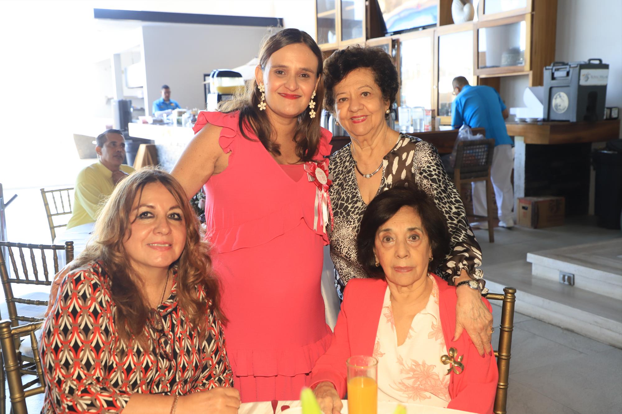 $!Cecilia entre Lupita Rochín de Figueroa, Lulú Cunillé y Lupita de Yuriar.