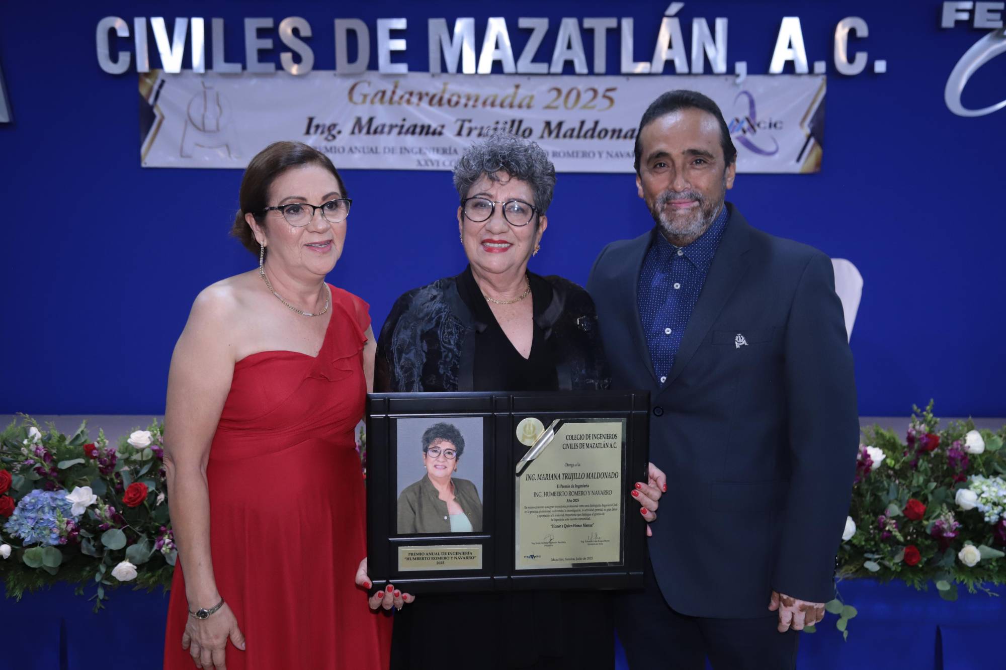 $!La homenajeada entre María Candelaria Brambila de Galaviz y Óscar Galaviz.