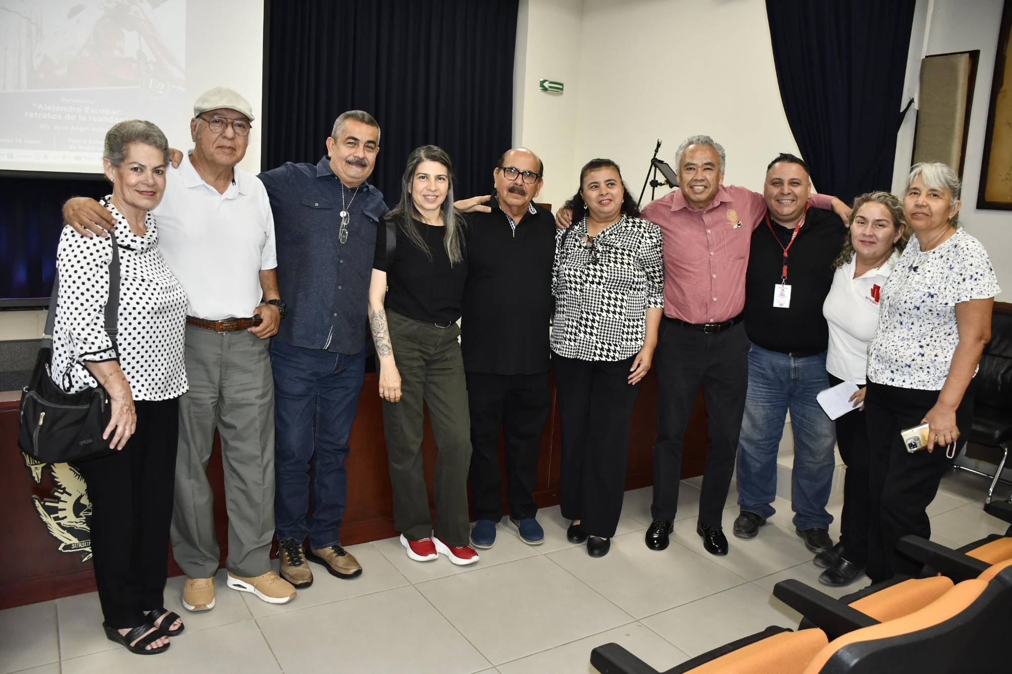 $!Alejandro Escobar con compañeros periodistas, entre ellos Gilberto Ceceña y su esposa Patricia Castro, José Ángel Estrada y Ángeles Moreno.