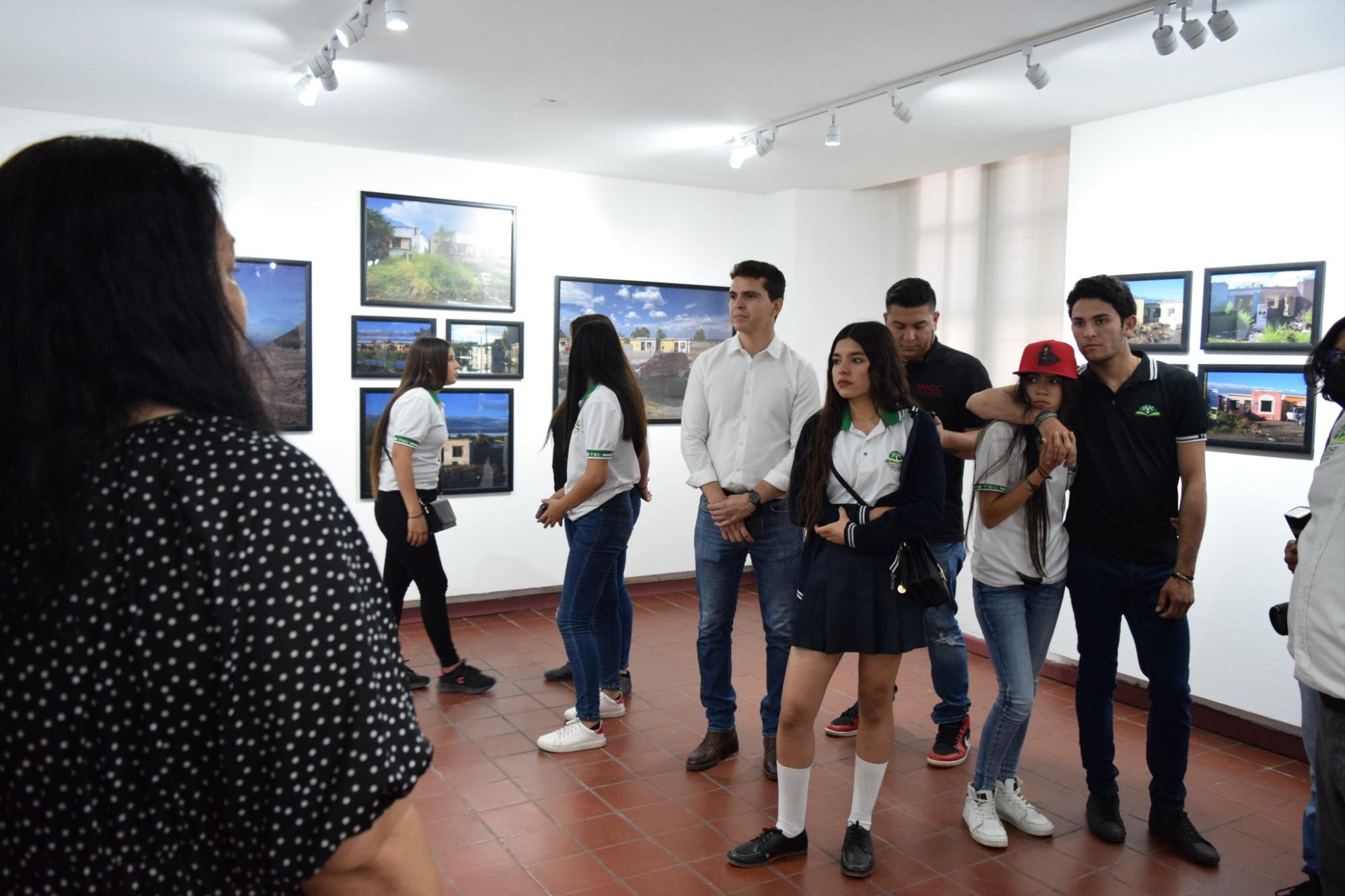 $!Inna Teresa Álvarez les habla de las exposiciones.